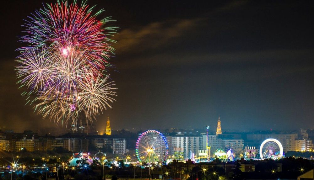 Un novedoso espectáculo de fuegos artificiales pone fin a una Feria de