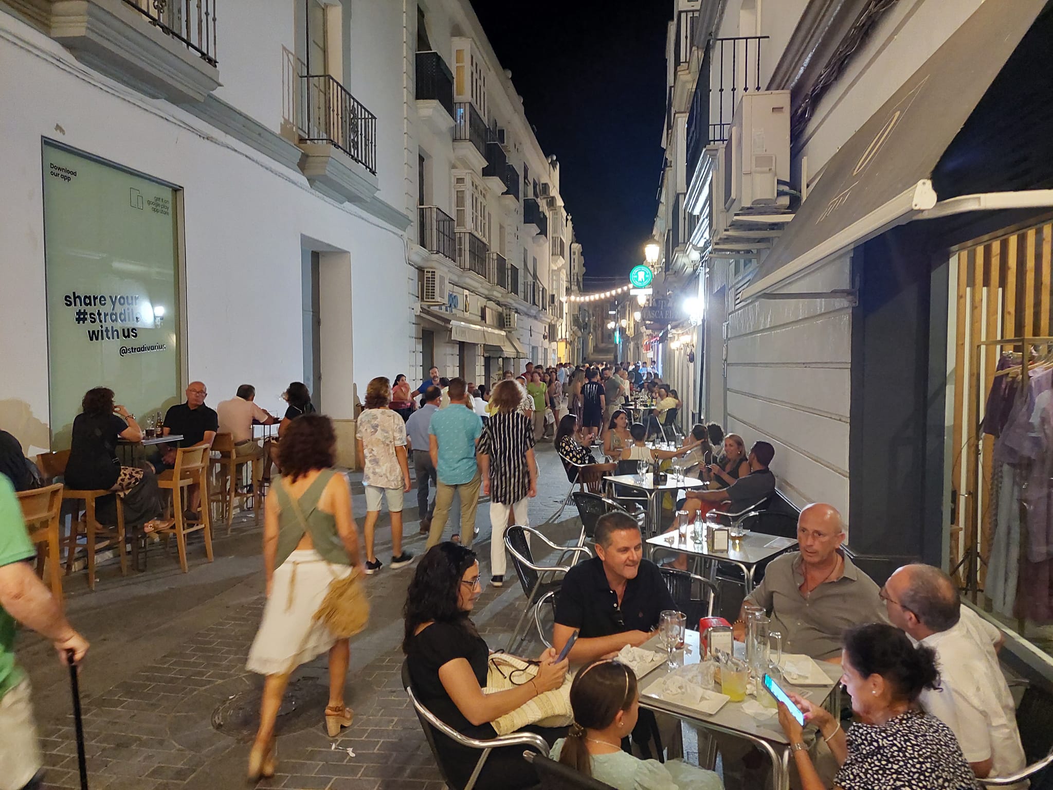 Éxito rotundo de las Noches en Blanco en las calles comercios y bares