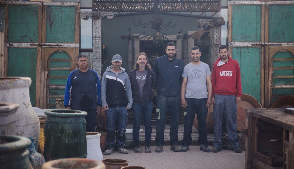 El equipo del proyecto AQUA, un lugar de recuperación de maderas viejas en Conil.