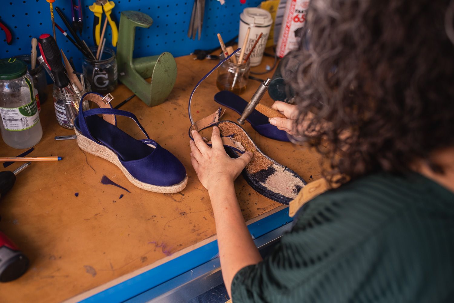 Un par de zapatos en manos de la artesana del forrado, Cynthia Gordillo. 