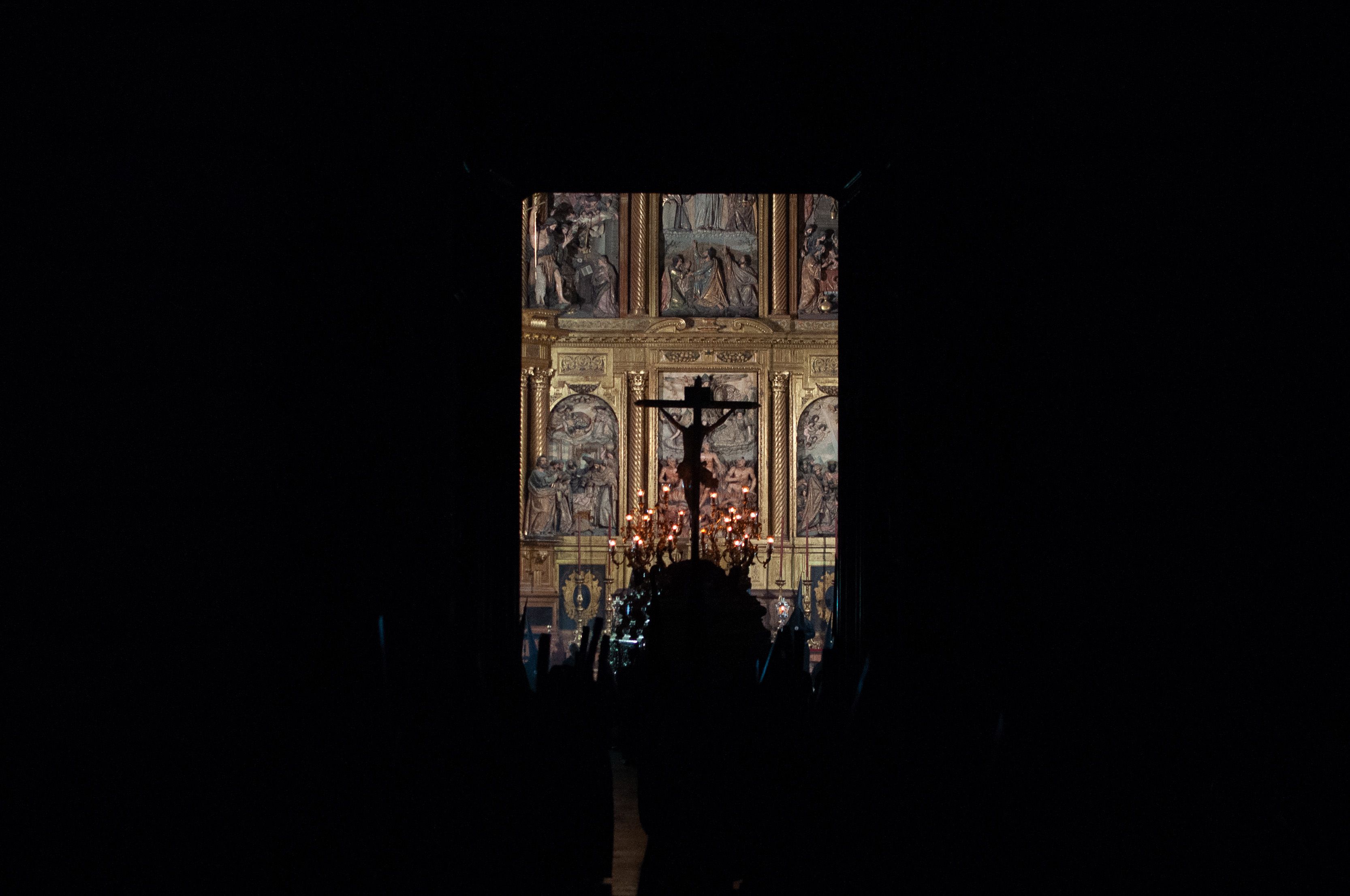 El Santo Crucifijo saliendo de San Miguel.