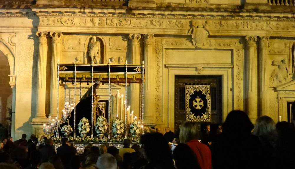 Nuestra Señora del Consuelo pasando por la plaza de la Asuncion. 