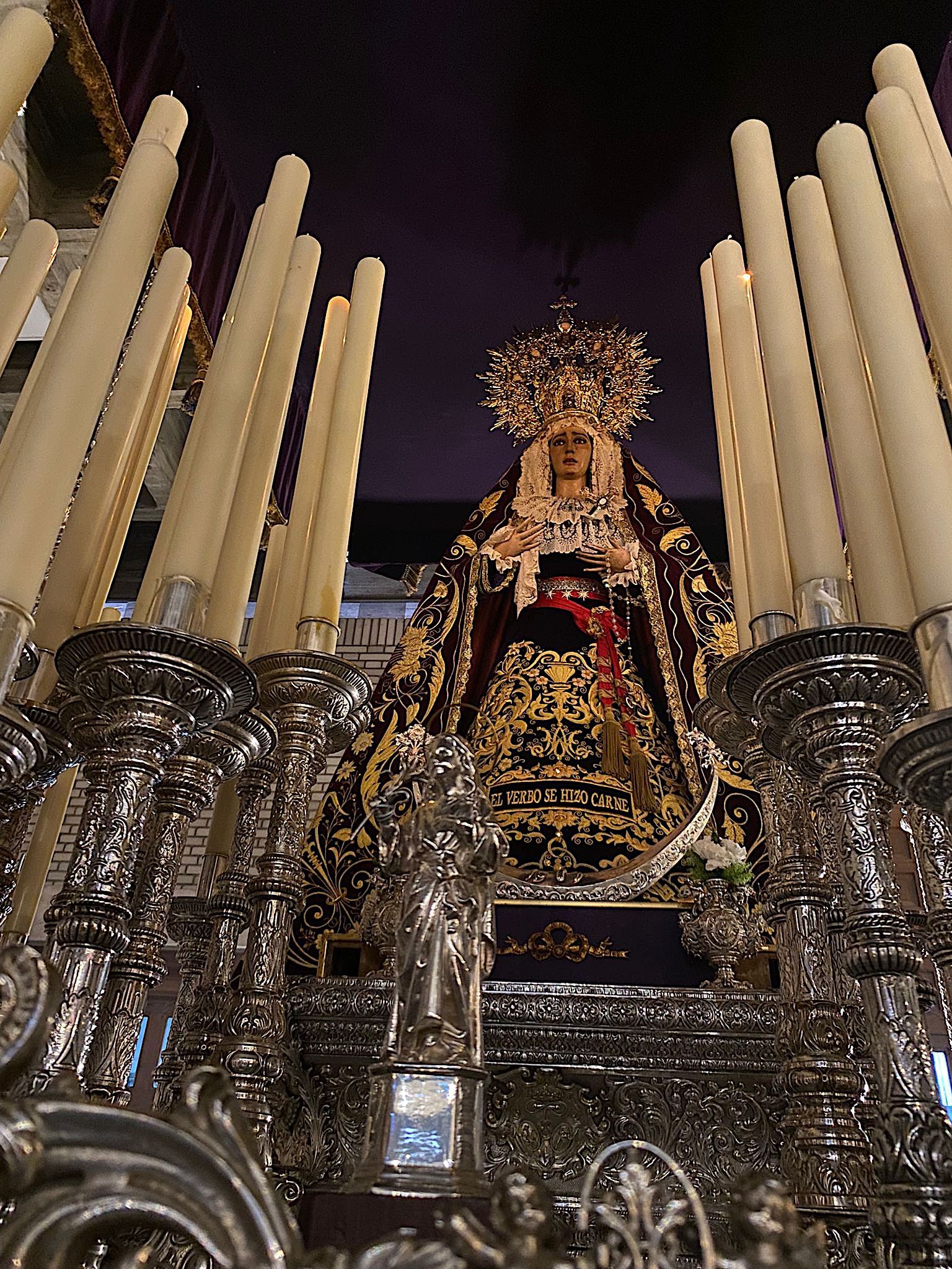 La Virgen de la O en su paso tras el traslado; en la calle de la candelería la imagen venera de la Niña María, estreno este año.