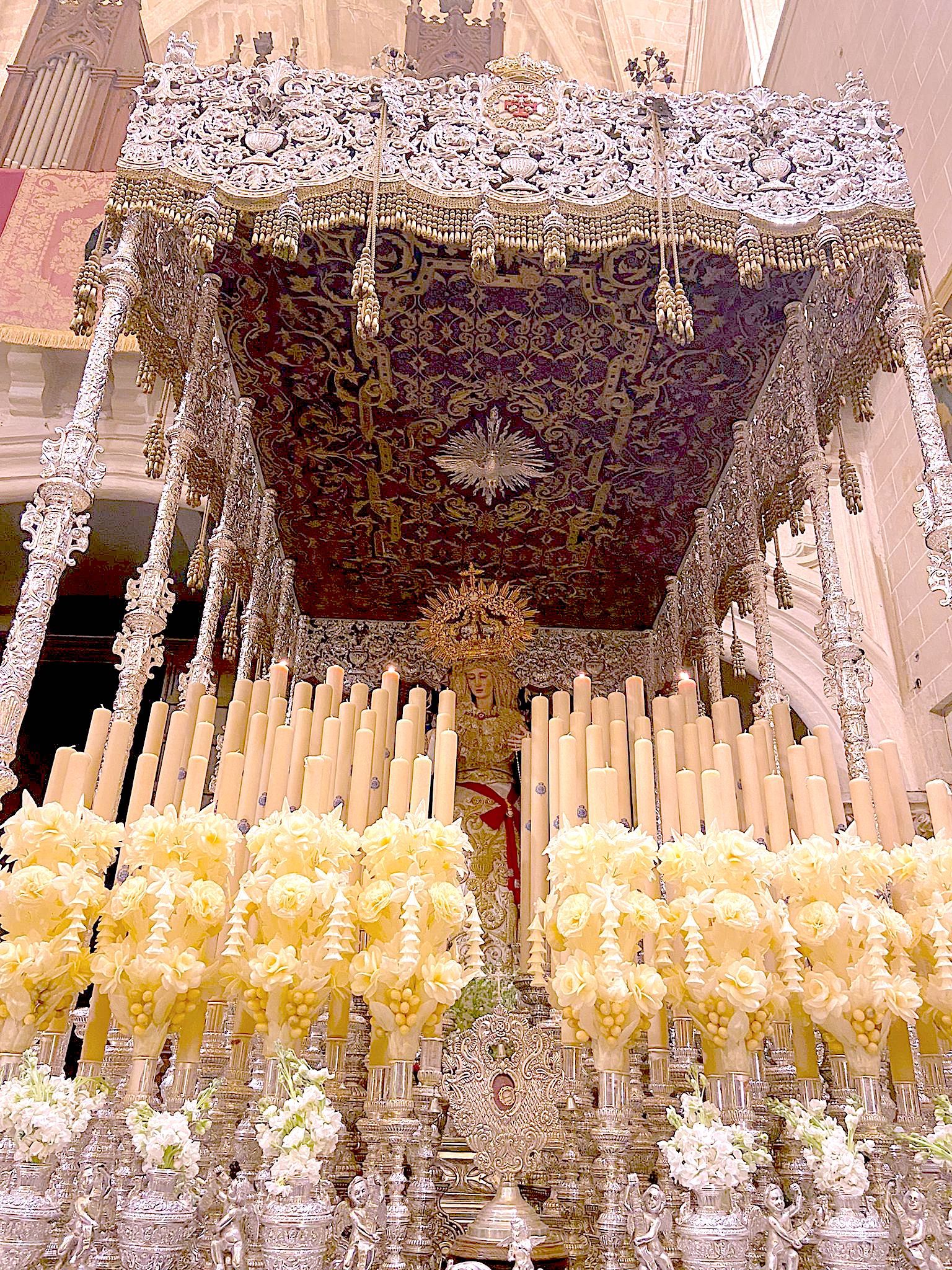 La Paz situada en su palio, preparado, a falta de flores, para el Lunes Santo. 