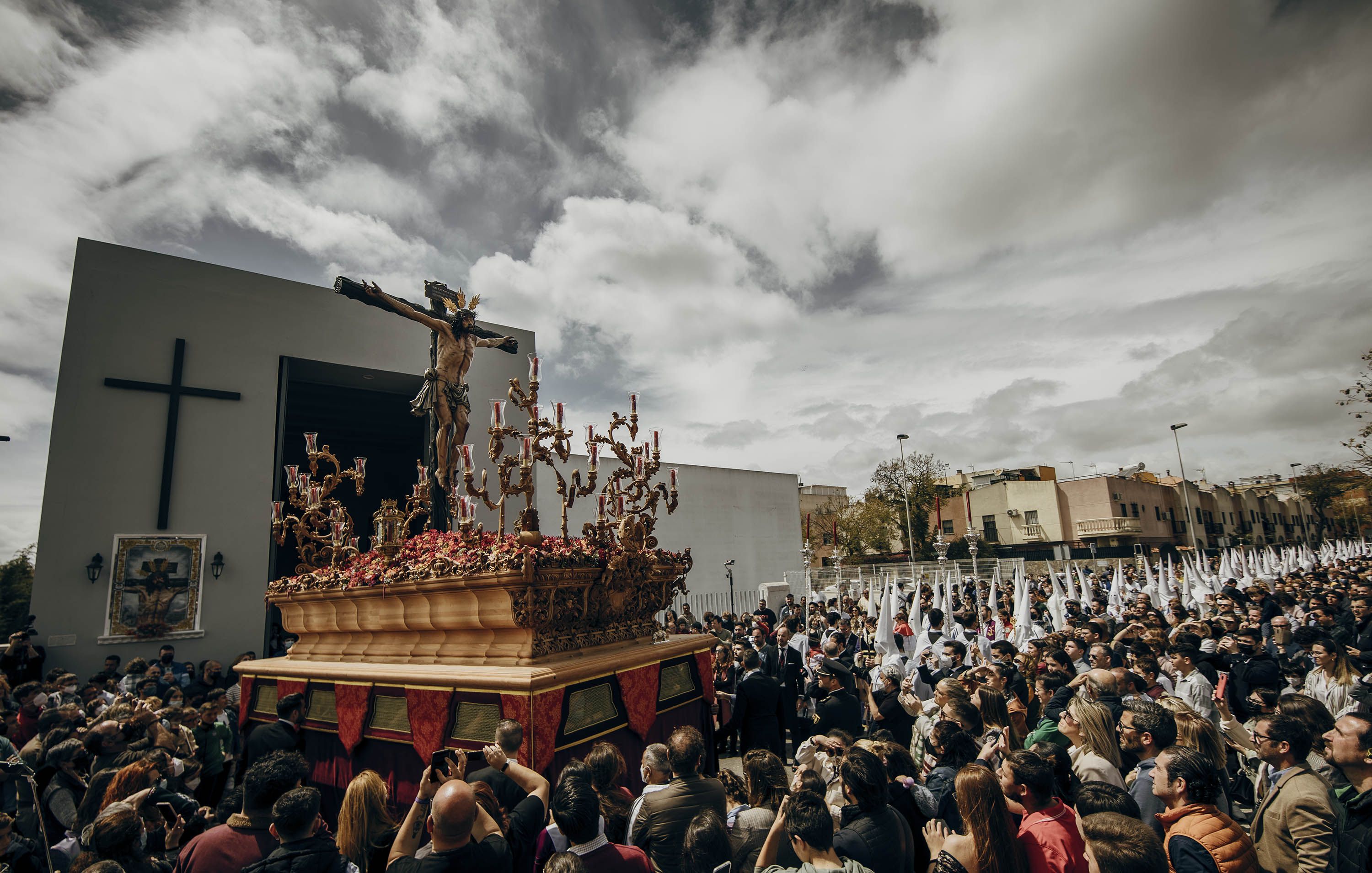 Salida de su templo de la Hermandad de la Sed.     ESTEBAN