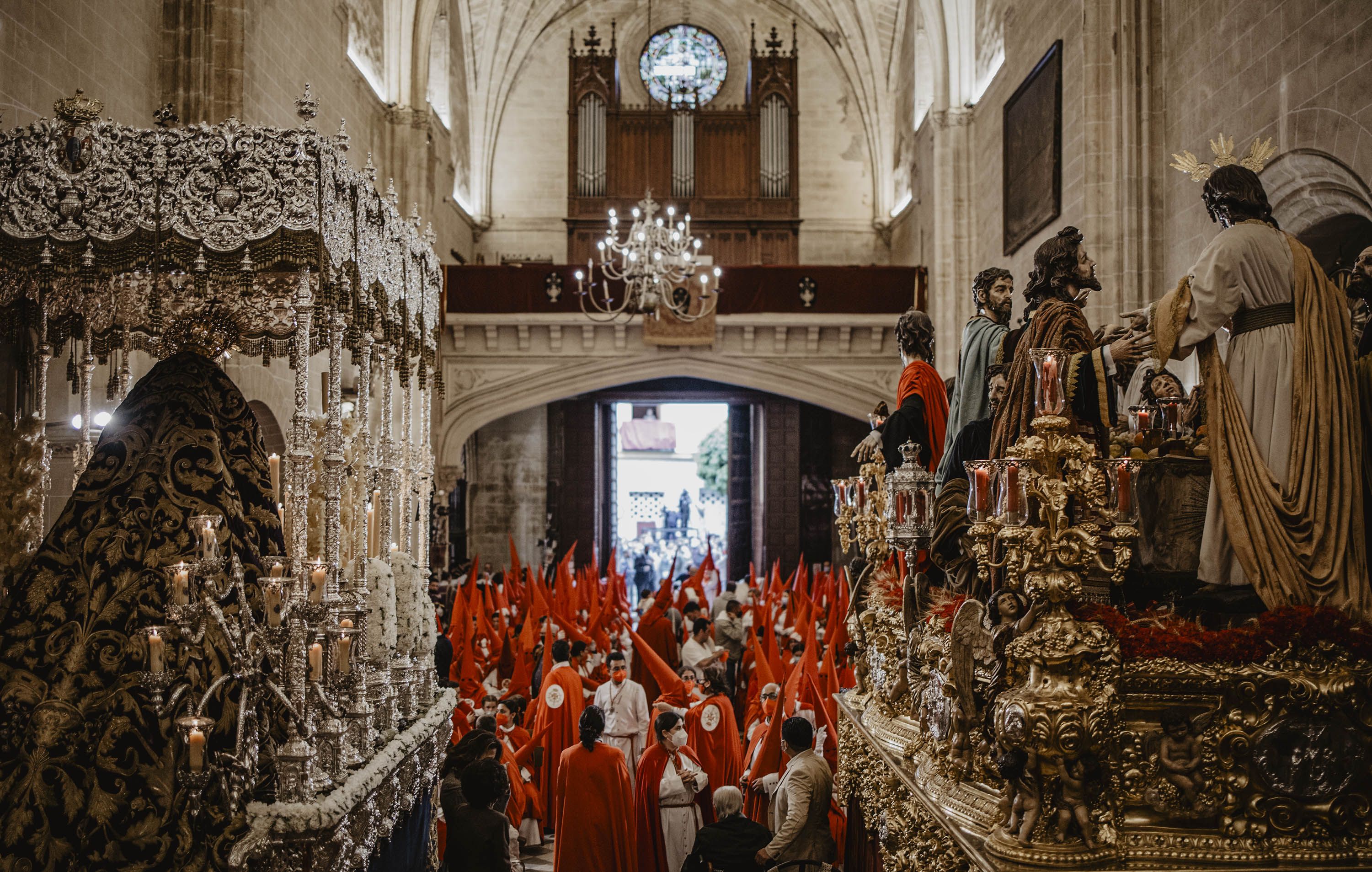 La Hermandad dela Cena en el interior de San Marcos tras suspender el pasado año la salida procesional.     ESTEBAN