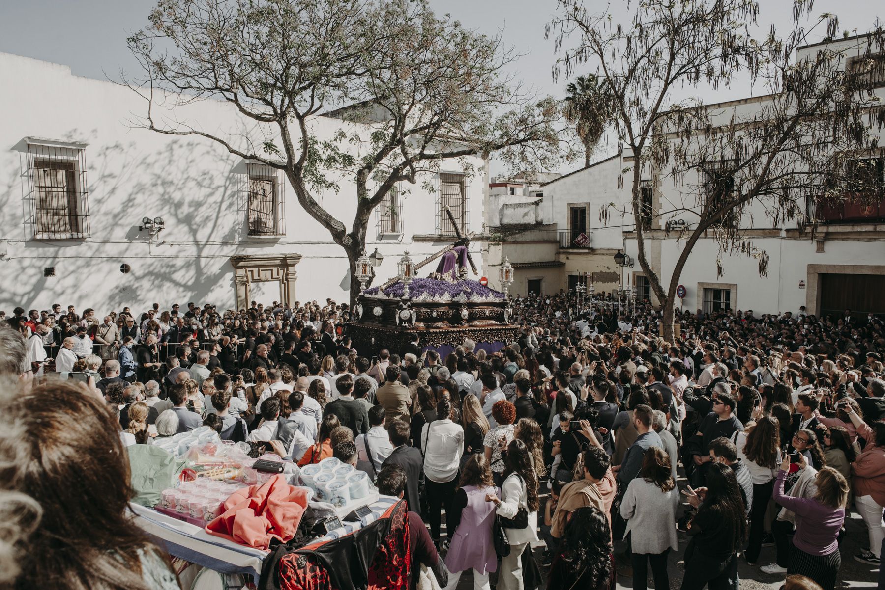 Las Tres Caídas, hermandad qua atraviesa una crisis interna por el veto a un candidato homosexual, acompañada del gentío de cada Miércoles Santo.