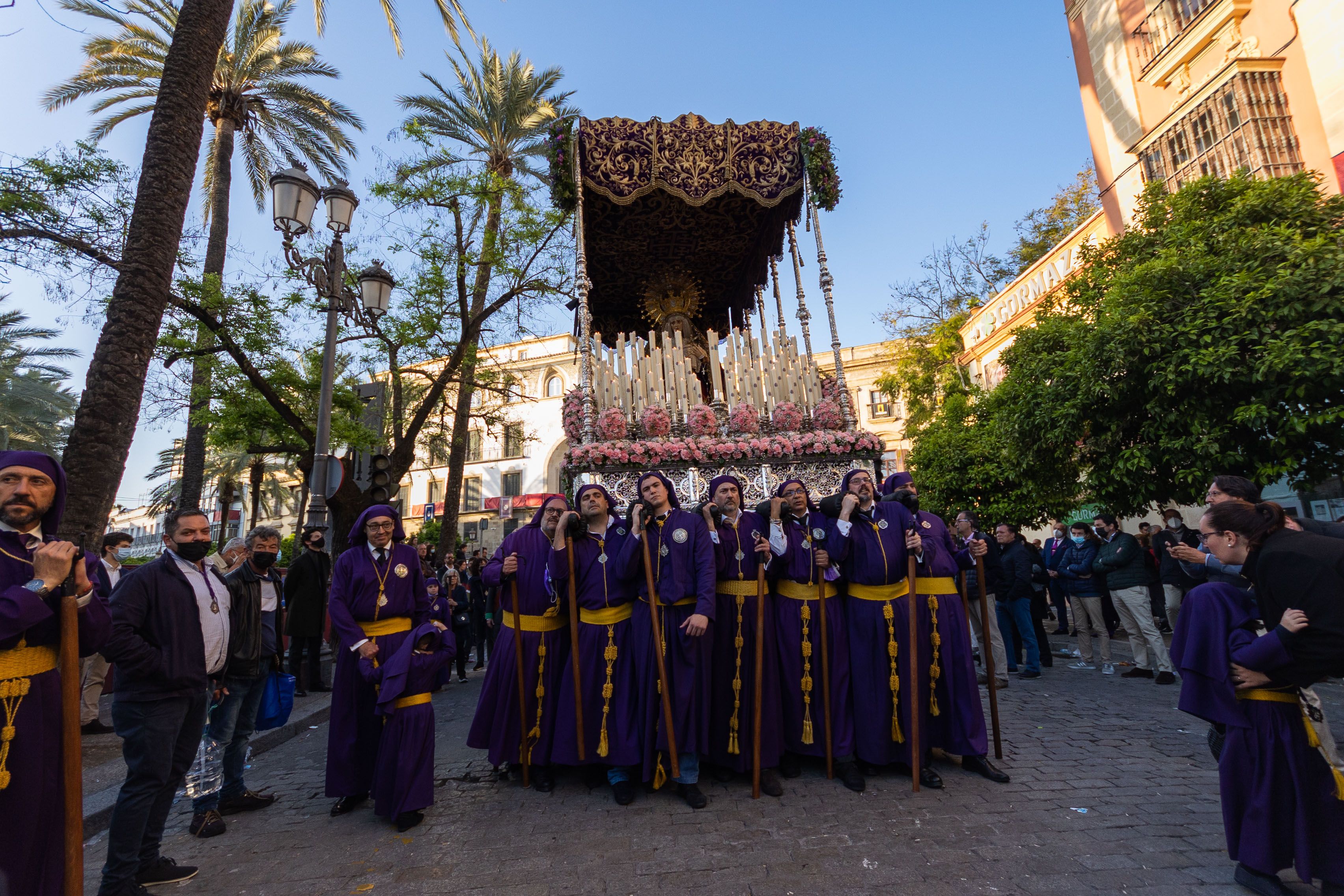 La Virgen del Traspaso casi en San Juan de Letrán.    MANU GARCÍA