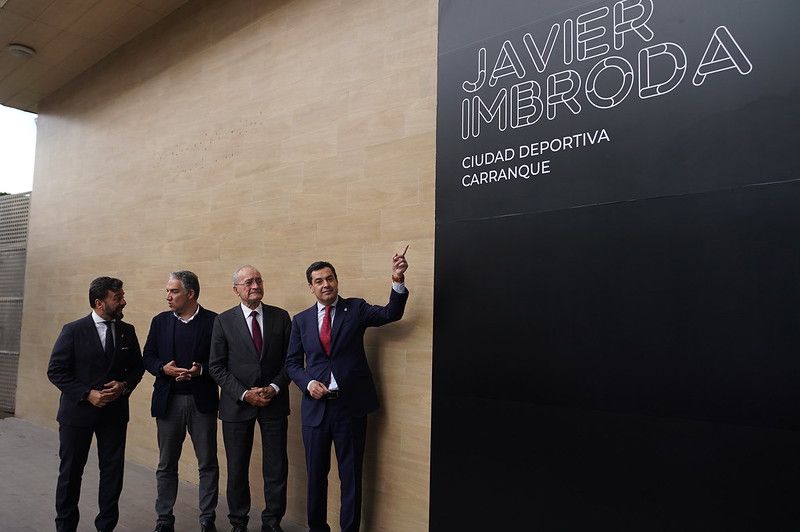 El presidente andaluz, Juan Manuel Moreno, inaugurando la ciudad deportiva que lleva el nombre de Imbroda.