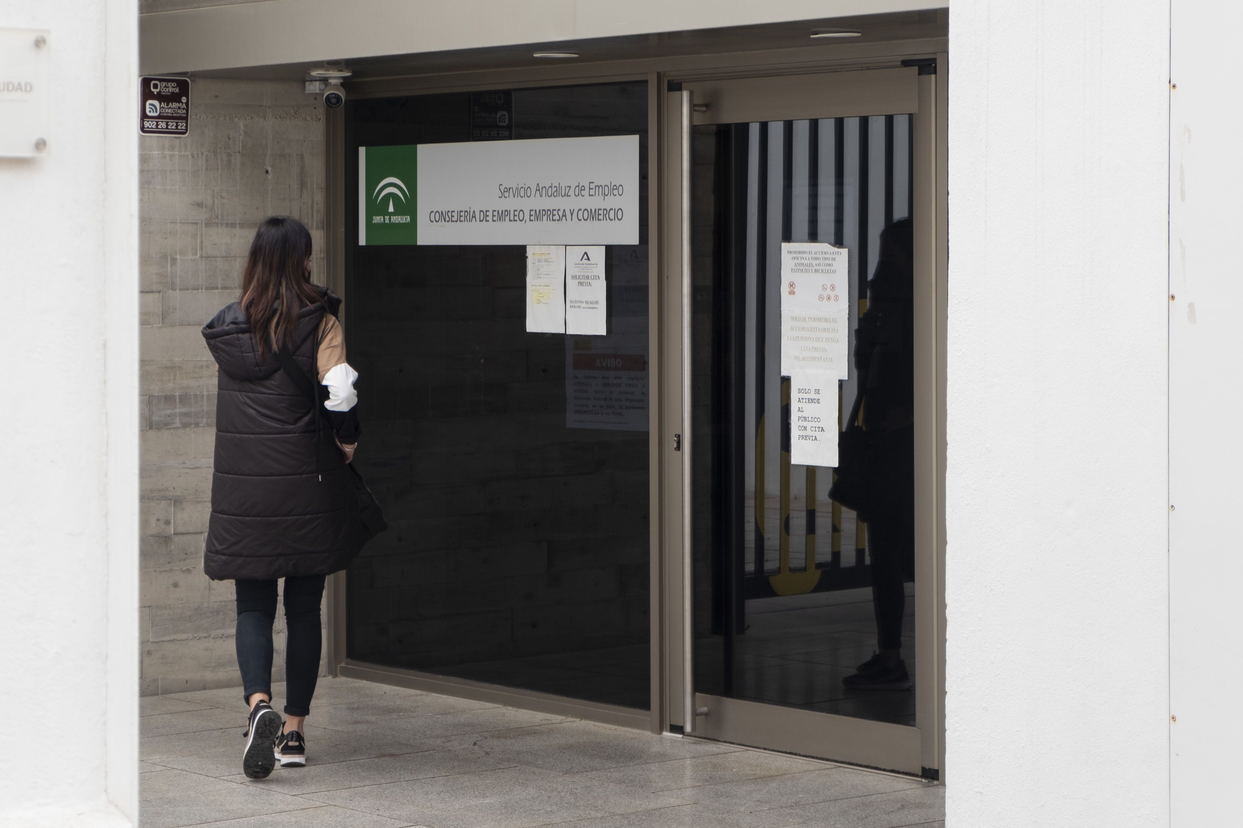 Una mujer entra en una oficina de empleo en Andalucía.