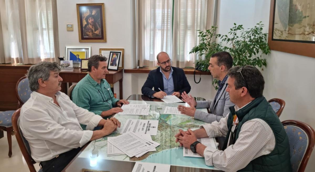 Imagen de la firma del convenio entre el alcalde de El Puerto y representantes de la Asociación de Feriantes.