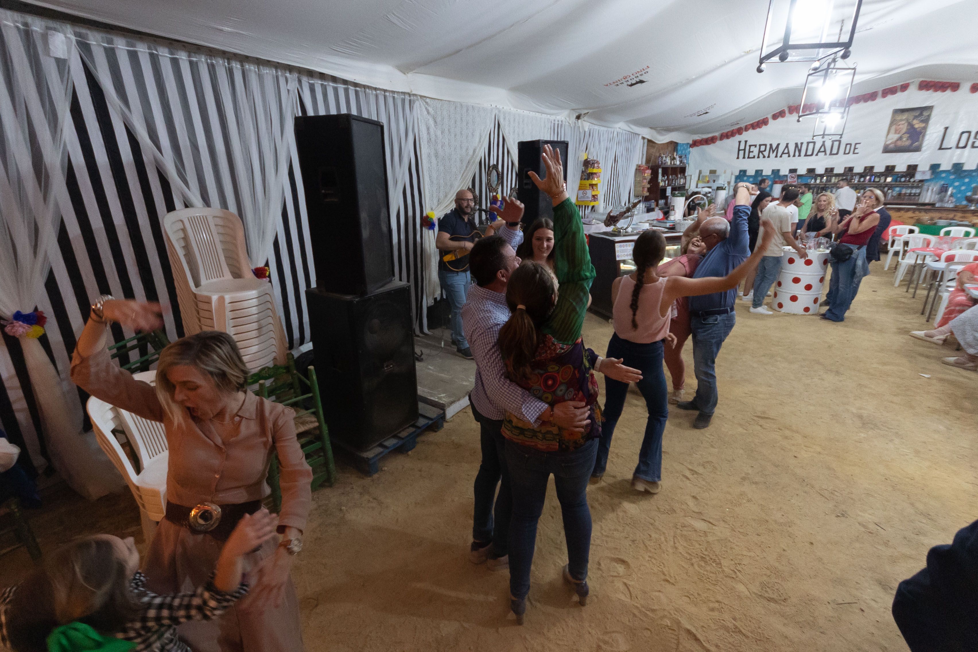 Varias personas bailando sevillanas en una caseta de la Feria de El Puerto en una edición pasada.