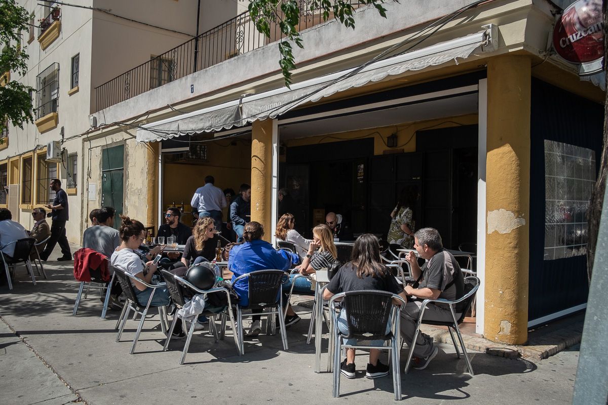 La terraza del Bar 'El Rubio', durante una de las muchas mañanas de tertulia y reunión que ha protagonizado en los últimos años.