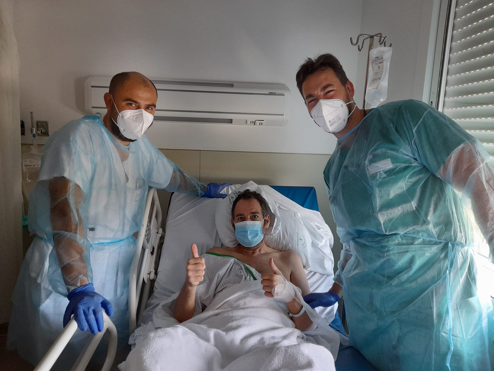 José Antonio Luna, junto a Salvador y Adrián, dos médicos del Hospital de Jerez.