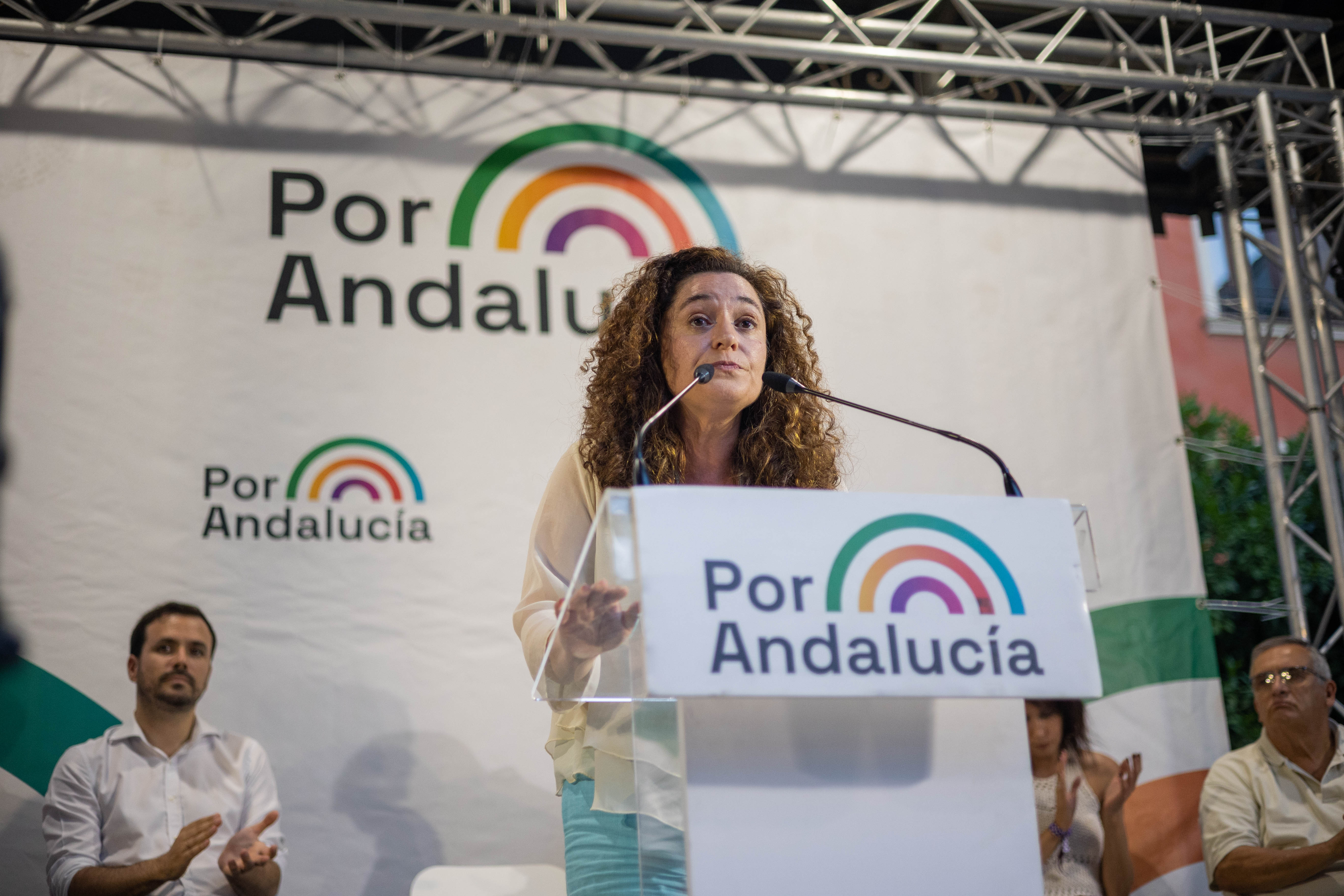 Inmaculada Nieto, candidata de Por Andalucía, con Alberto Garzón, coordinador federal de IU, detrás.