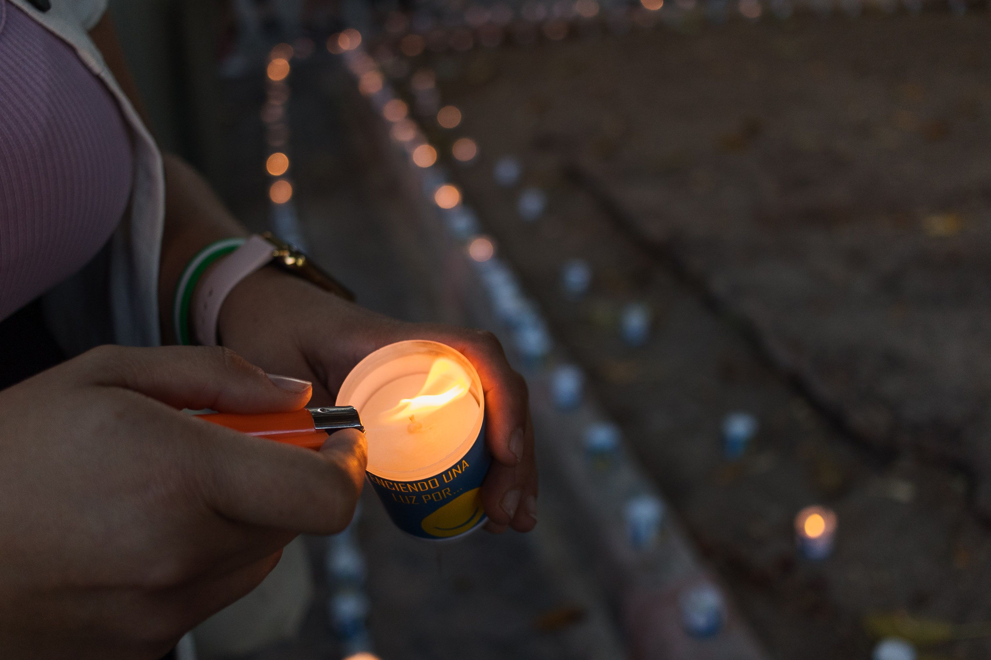 Una persona enciende una vela en una imagen de archivo. 