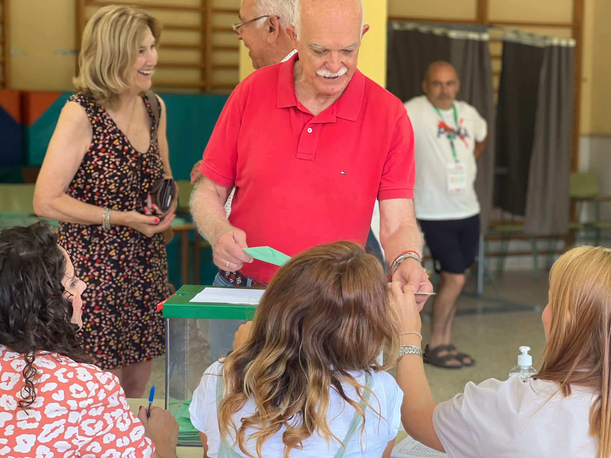 Agustín Rosety, votando en las últimas elecciones en un colegio electoral de Conil.