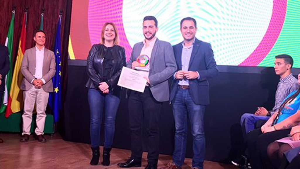 Ezequiel Aguilar recogiendo el reconocimiento del Instituto Andaluz de la Juventud.