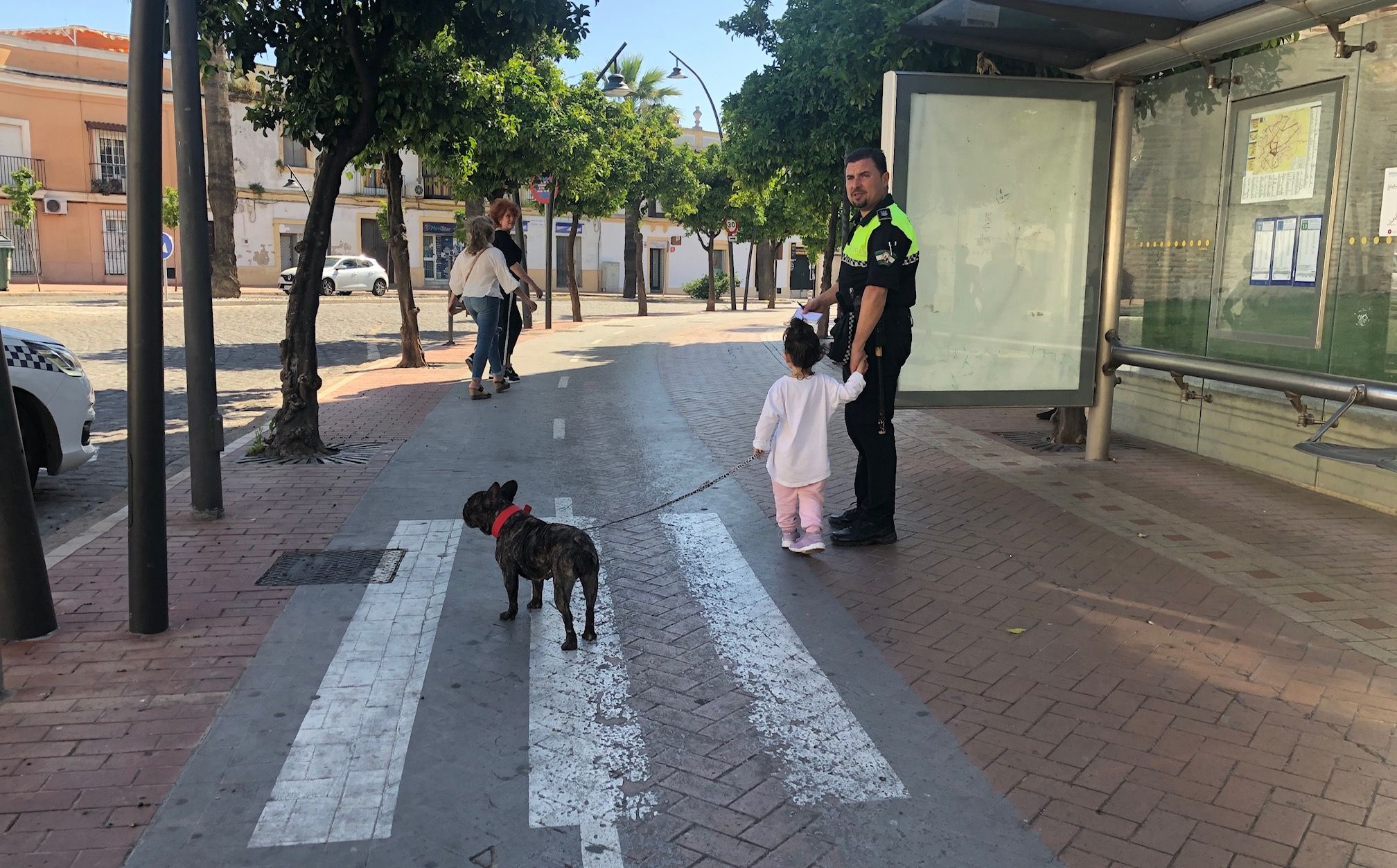 El agente de Policía Local junto a la menor y el perro.