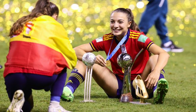 La sevillista Inma Gabarro con sus tres trofeos.