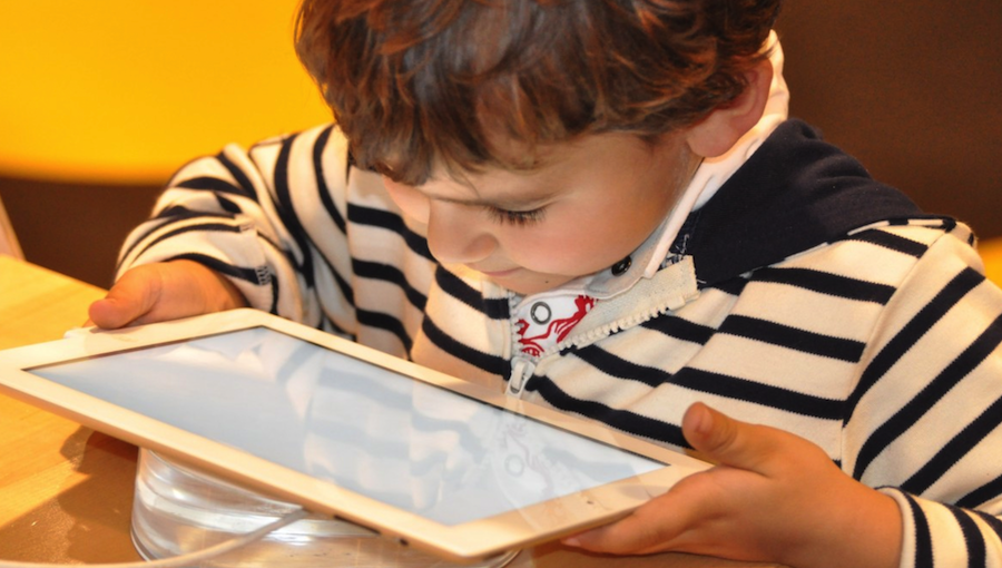 Un niño con una tablet.