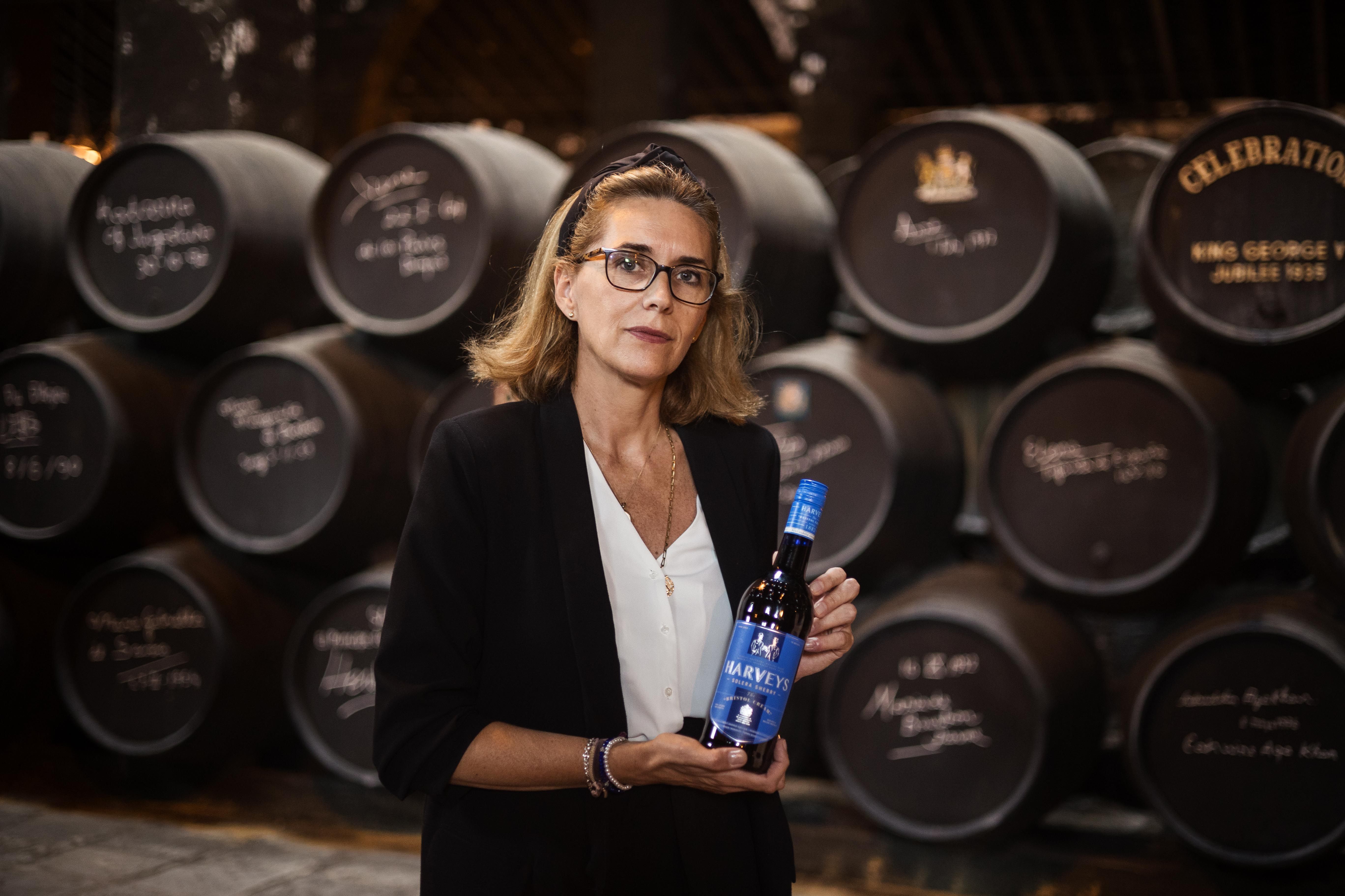 María Eugenia, directora de Relaciones Públicas de Bodegas Fundador, con una botella de Harveys Bristol Cream, el favorito de la difunda Isabel II, en el complejo bodeguero de Jerez.