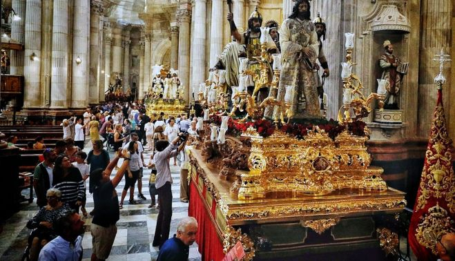 Medinaceli, una de las advocaciones más visitadas esta mañana en la Catedral.     GERMAN MESA