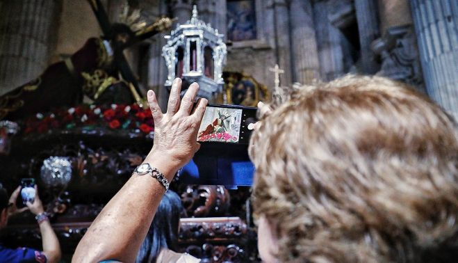 Imágenes para el recuerdo. Una señora fotografiando en la Catedral al Caído.     GERMAN MESA 