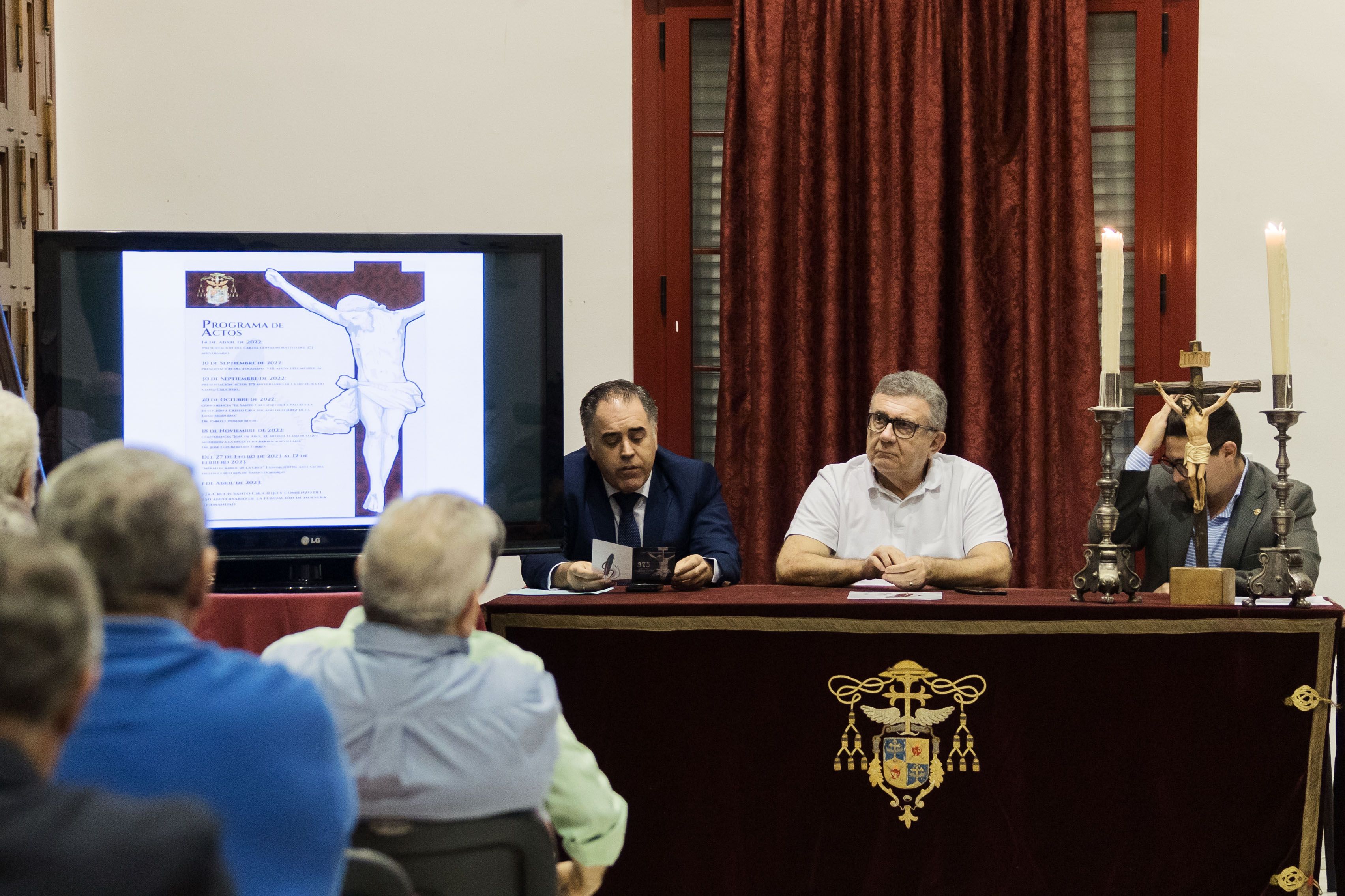 El ex hermano mayor Rafael Jorge, en la izquierda, en la presentación de los actos de los 375 años del Santo Crucifijo. 