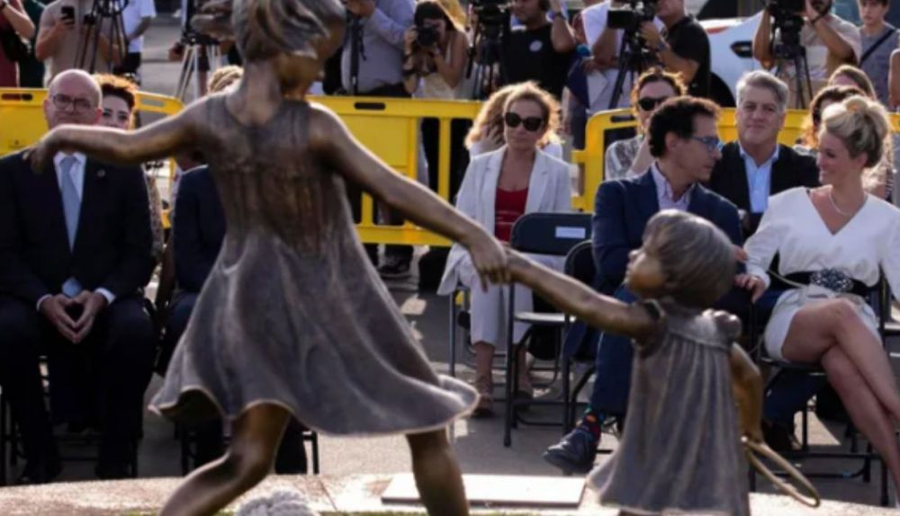 La emoción de la madre de Anna y Olivia al ver la escultura que homenajea a las pequeñas