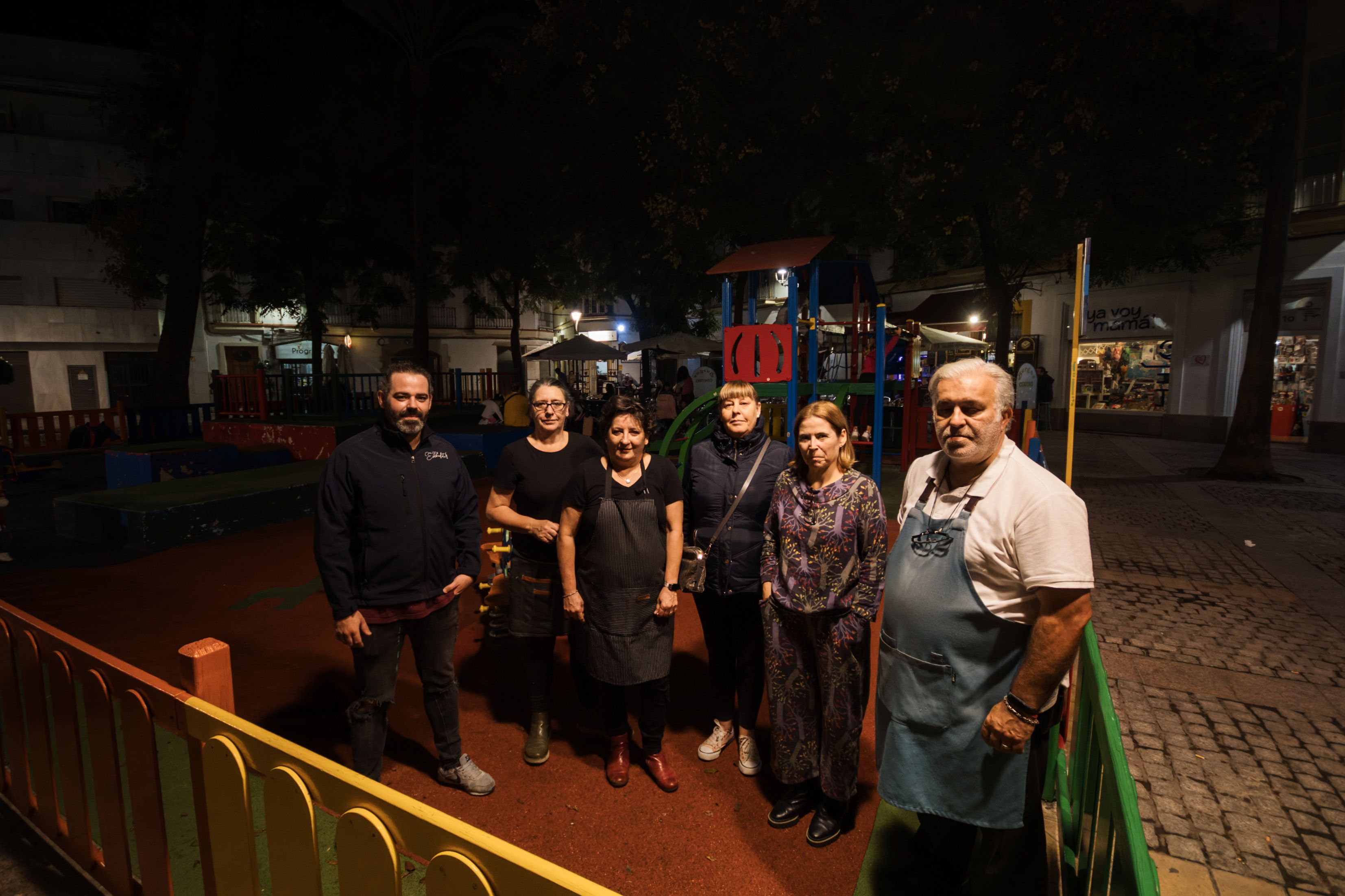 Empresarios y vecinos de la plaza del centro de Jerez que quiere iluminación de Navidad.