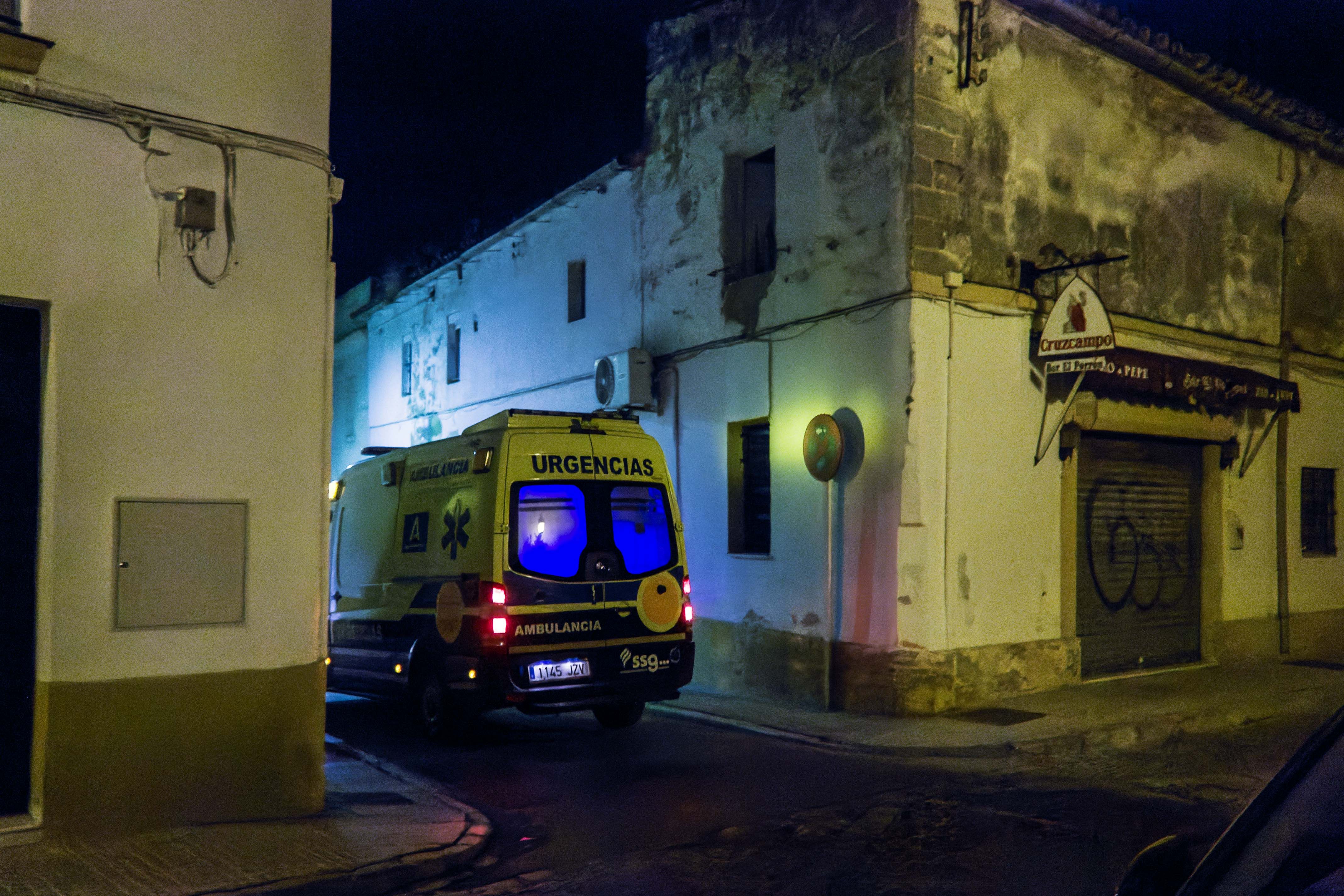 Una ambulancia en una imagen reciente en la provincia de Cádiz.