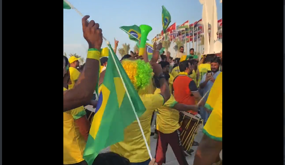 Aficionados cataríes desfilando con banderas de Brasil.