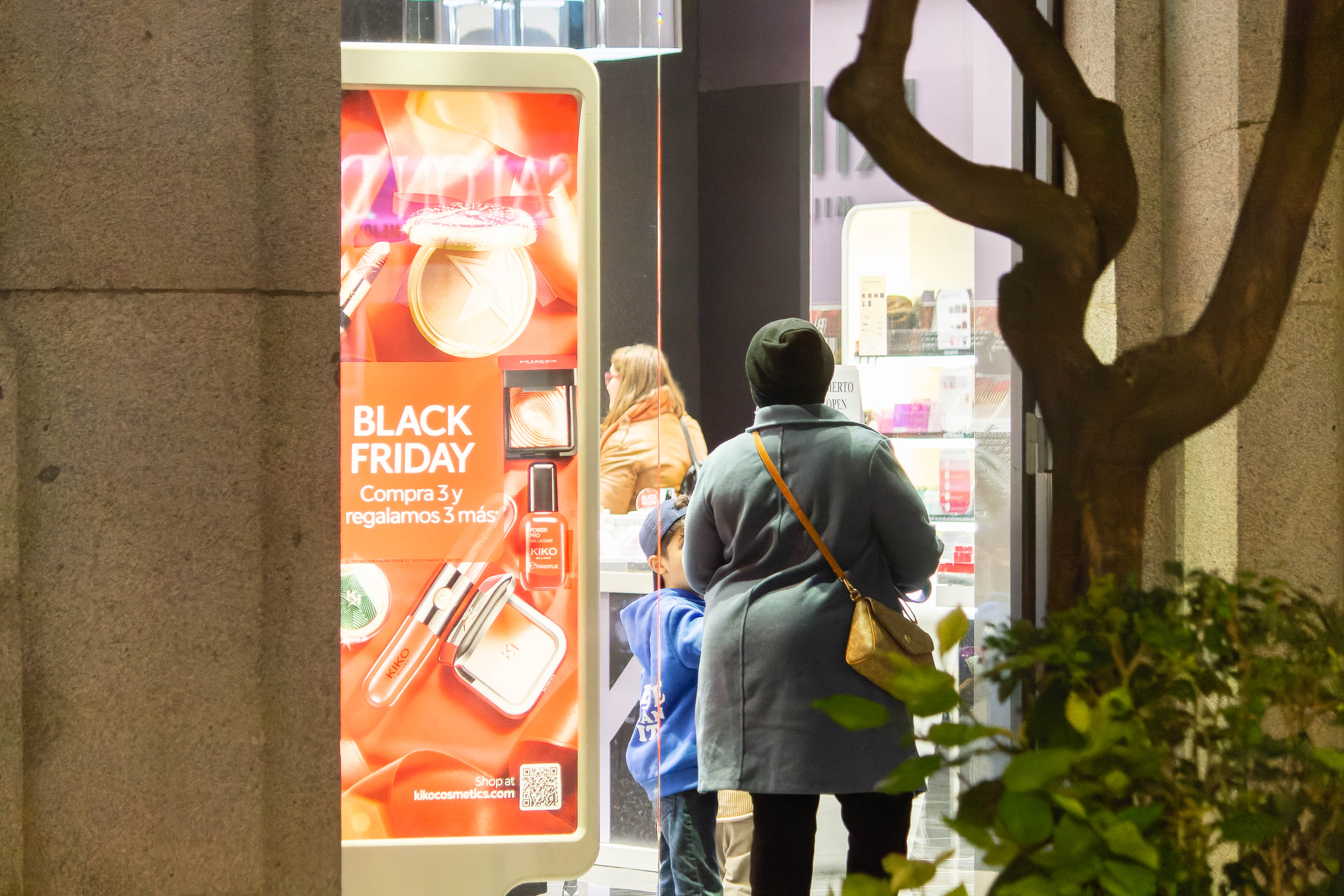 Un comercio anunciando el 'Black Friday' en su escaparate.