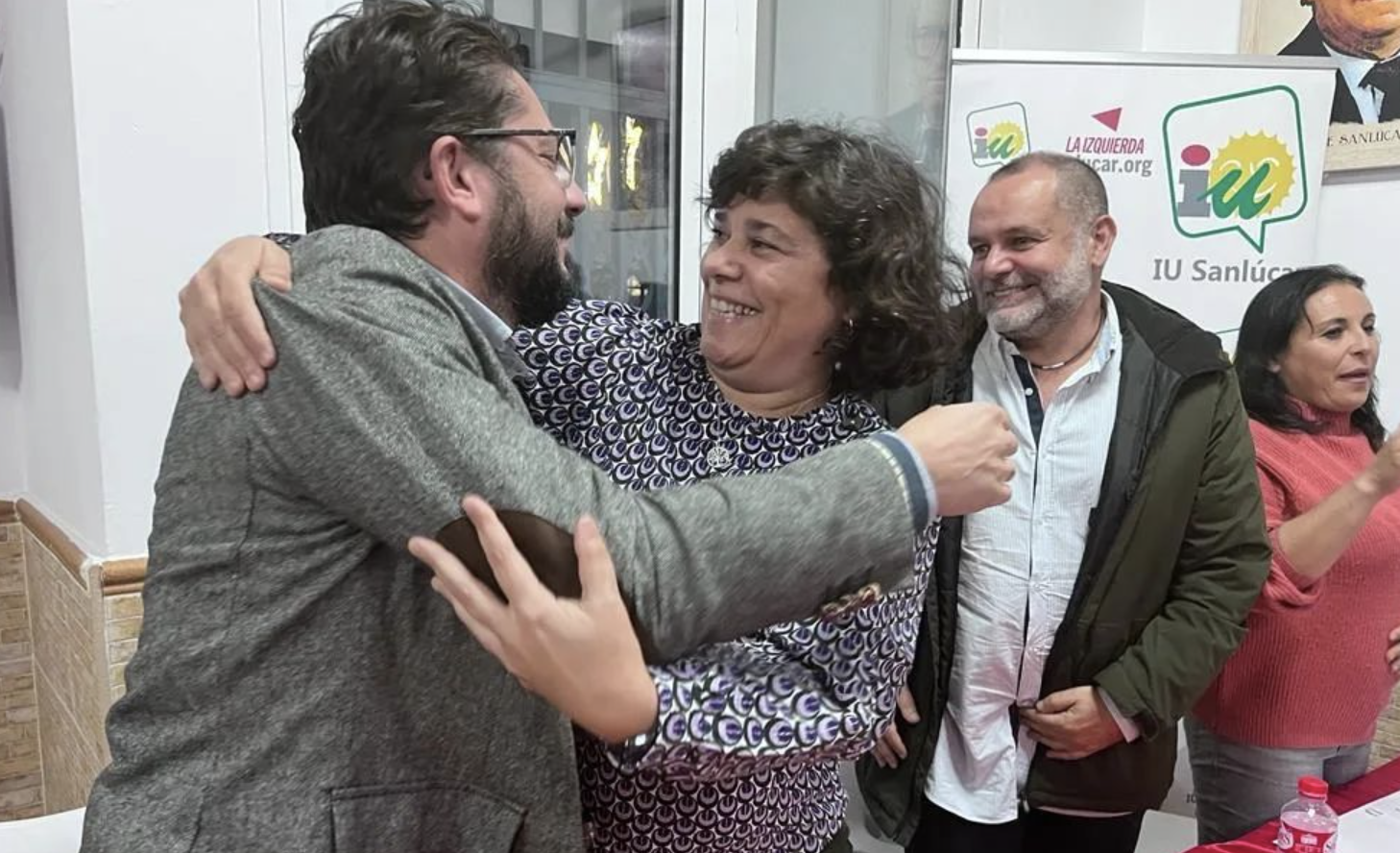Carmen Álvarez, saludando este pasado lunes al coordinador provincial de IU, Jorge Rodríguez, será la candidata por Izquierda Unida a la alcaldía de Sanlúcar en mayo de 2023.