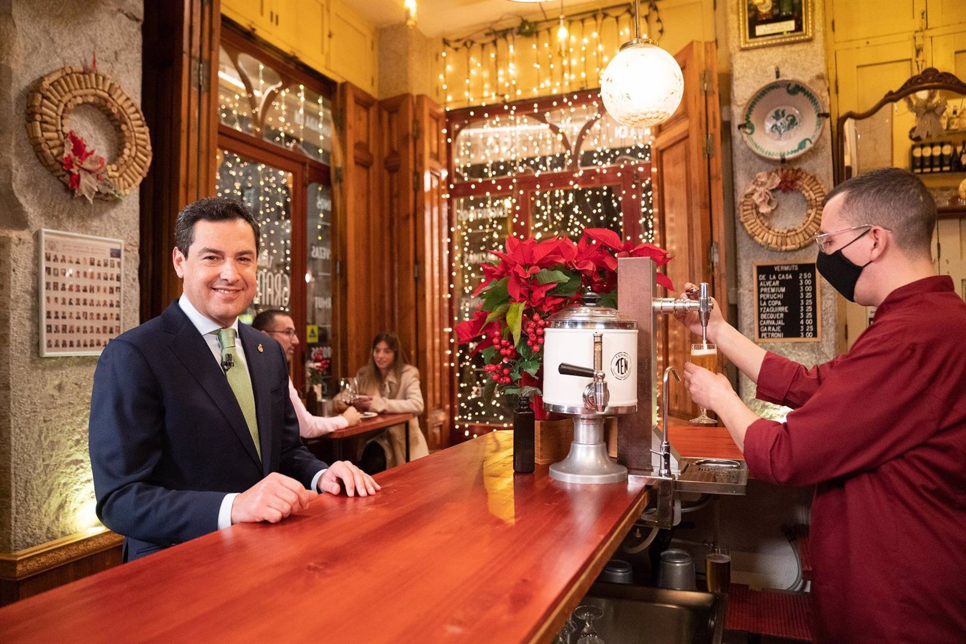 El presidente de la Junta de Andalucía, Juanma Moreno, en una foto de archivo durante su mensaje de fin de año 2021 grabado en una taberna de Granada. - JUNTA DE ANDALUCÍA