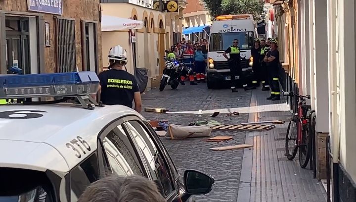 Restos de los muebles tirados por la ventana