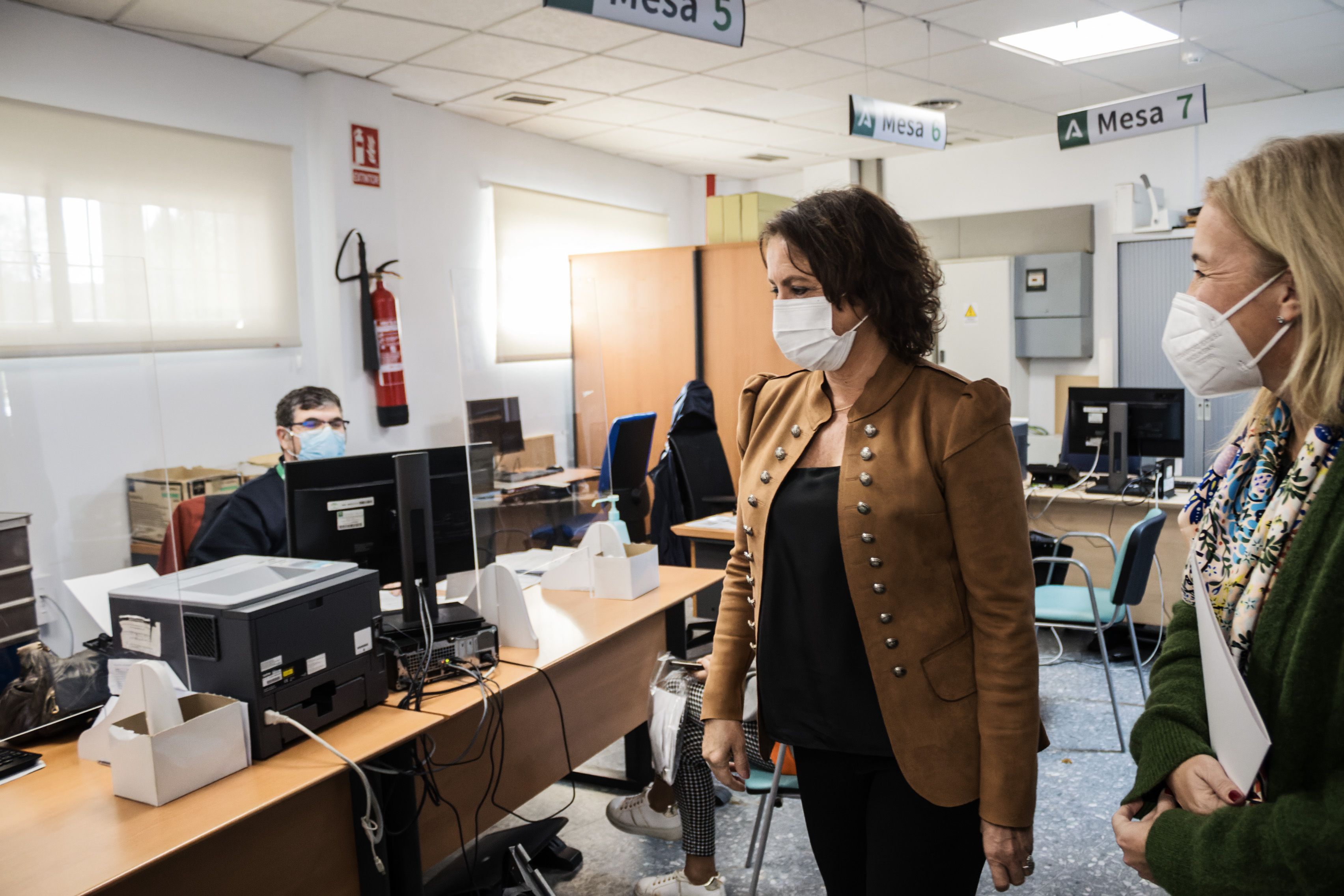 La consejera de Salud, Catalina García, en una visita al centro de salud de San Benito, uno de los que abre por las tardes en verano en Jerez.