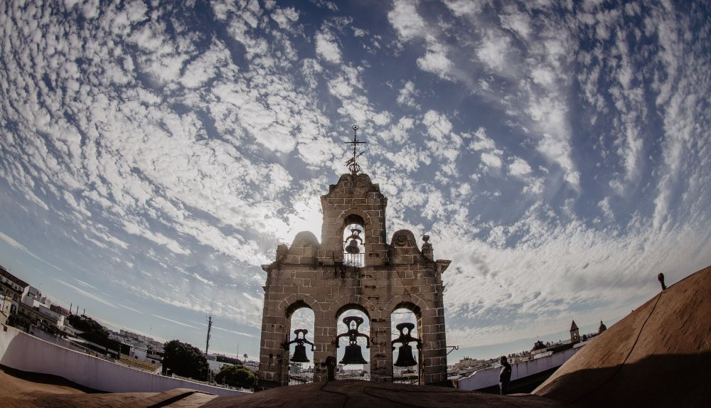 La espadaña de San Marcos y parte de la cubierta del templo.    ESTEBAN