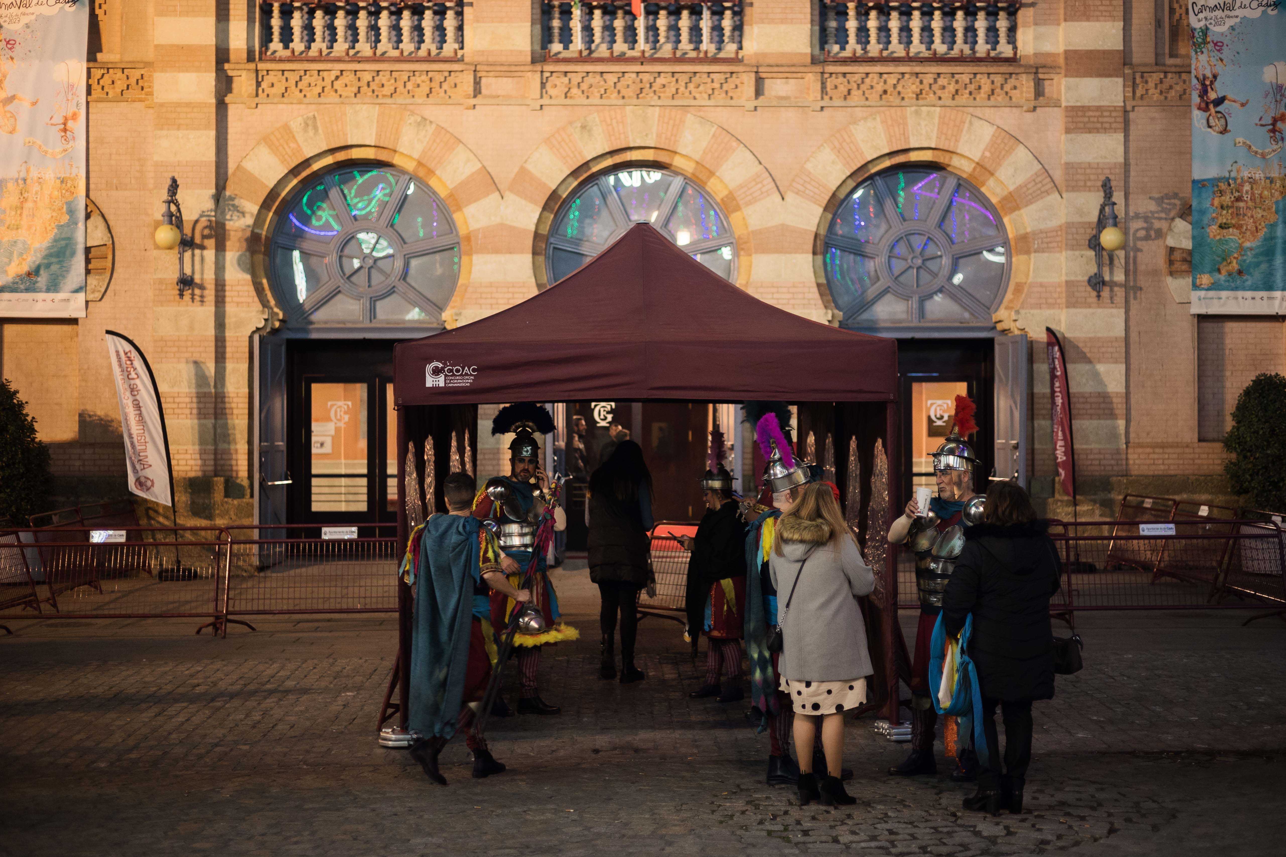 Imagen de una jornada de Carnaval a las puertas del Falla.