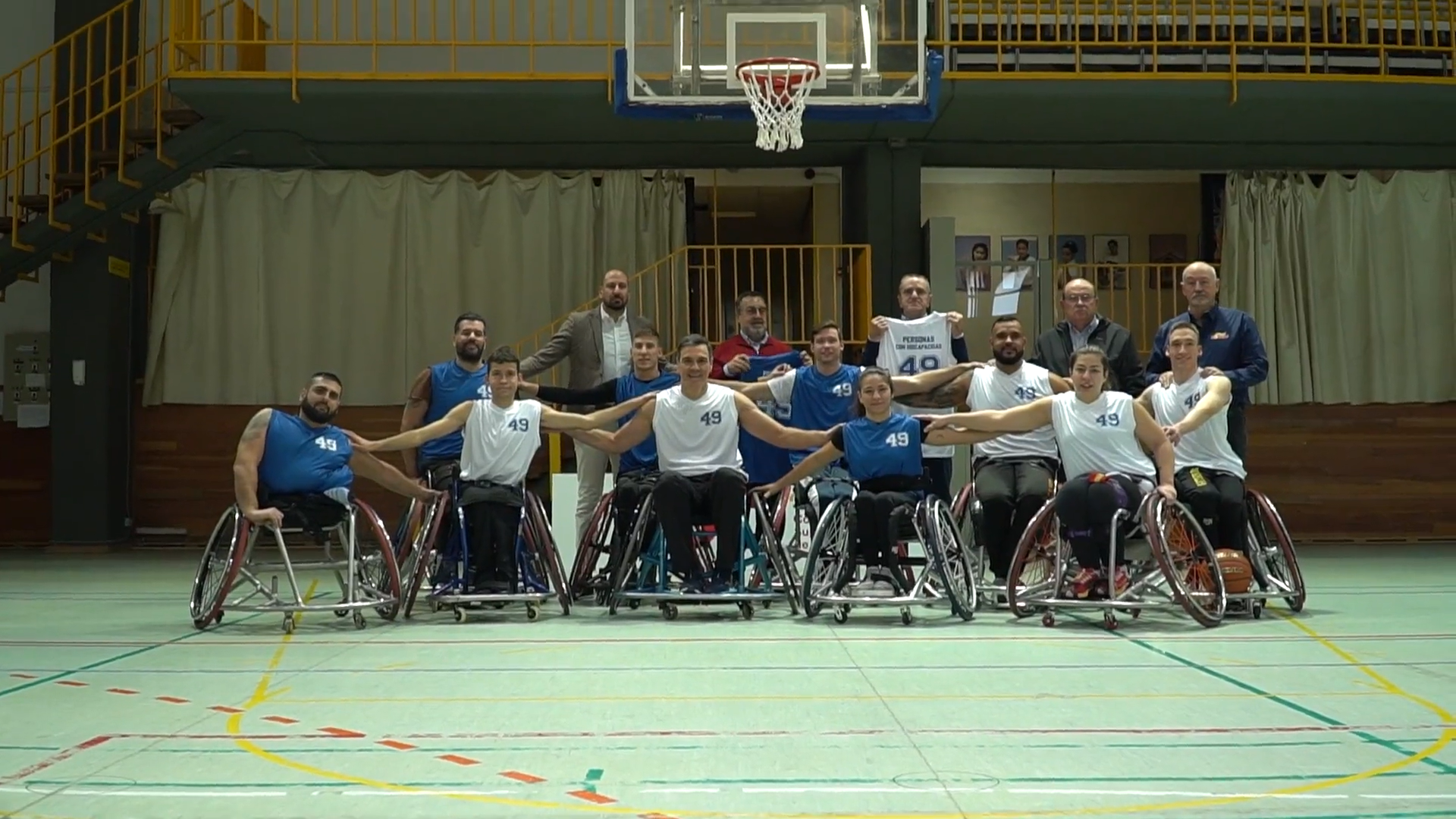 Pedro Sánchez junto al resto de jugadores de baloncesto en silla de ruedas.