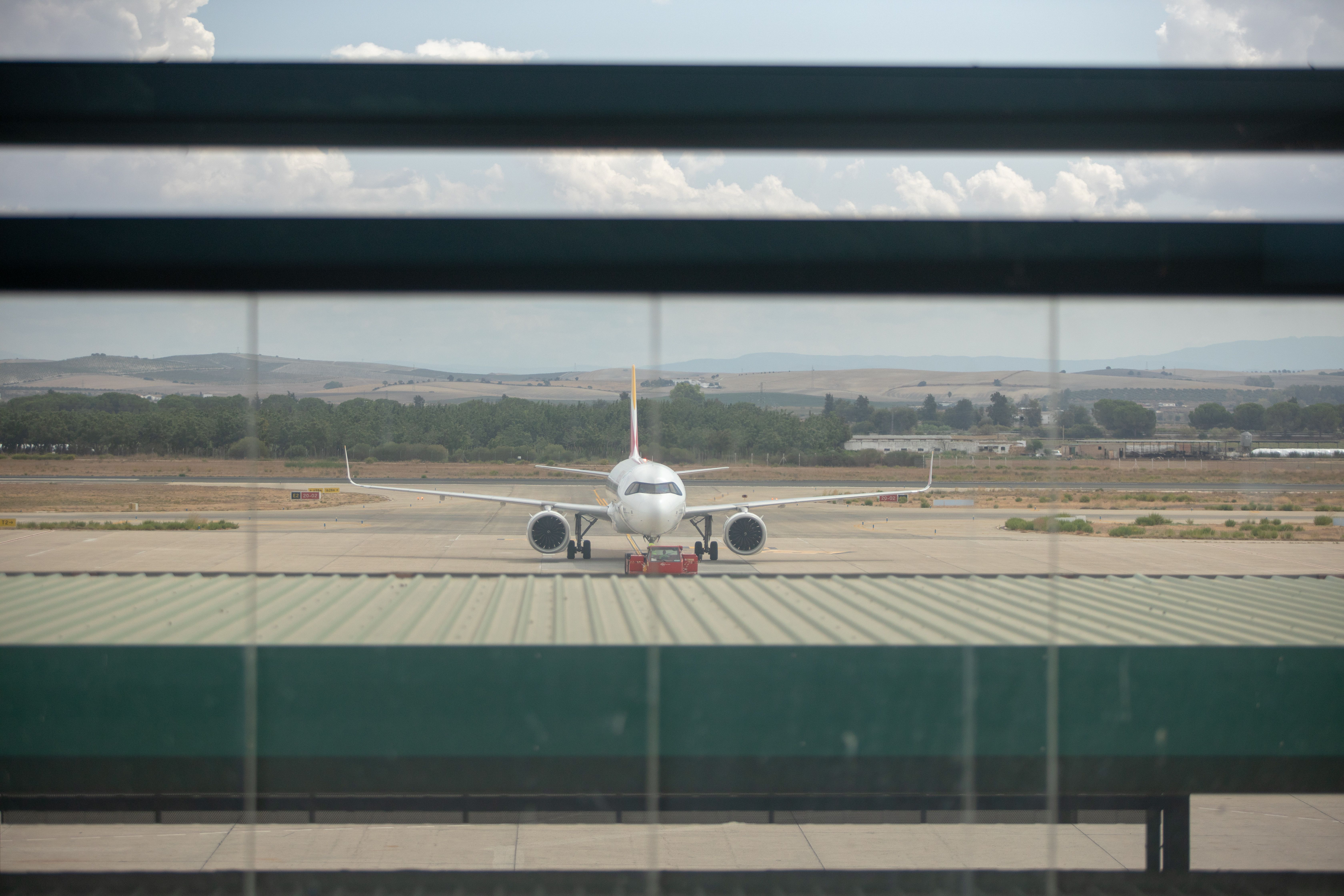 Más de 100.000 pasajeros en septiembre. Un avión llegando a la terminal en el Aeropuerto de Jerez.