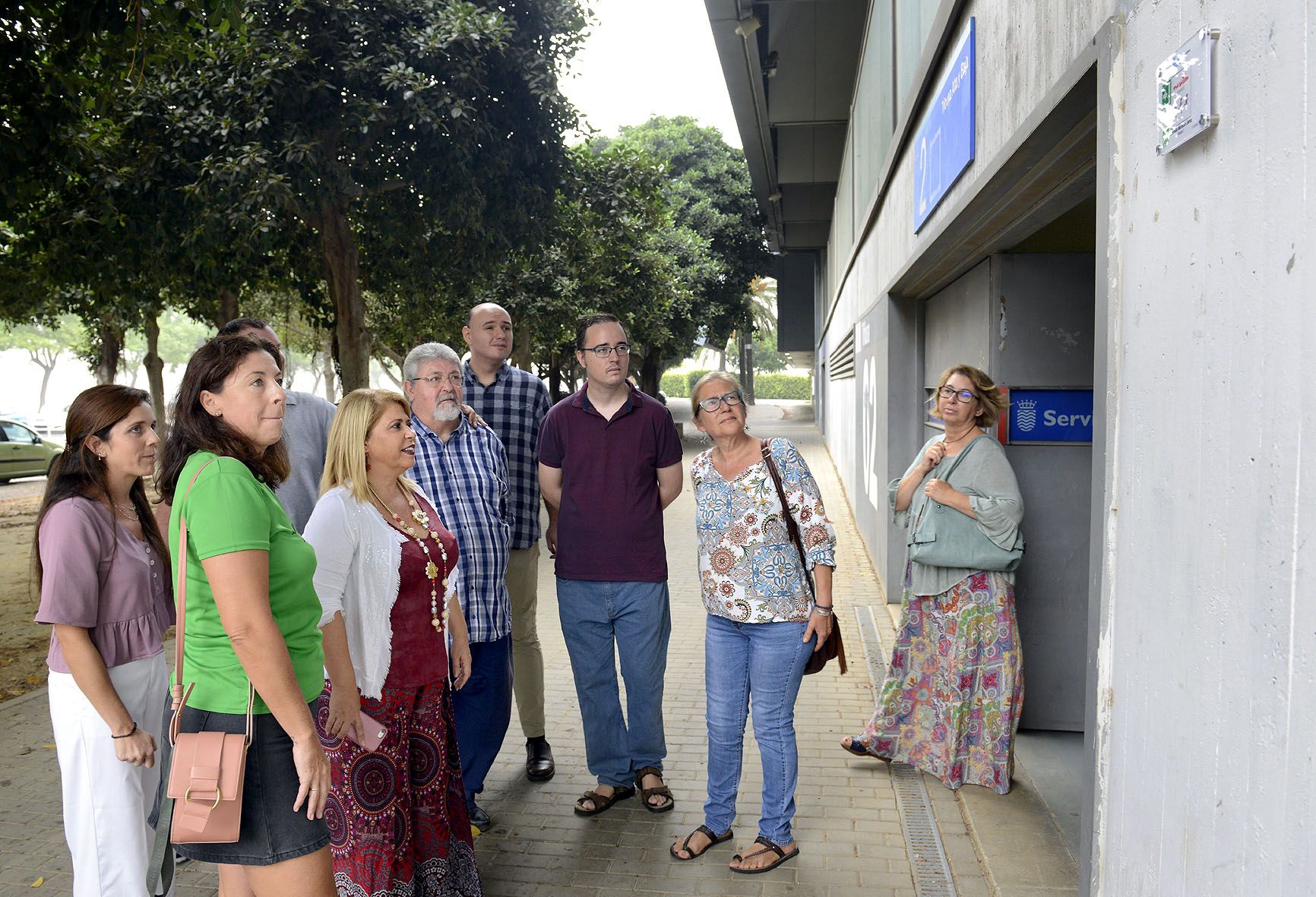 Mamen Sánchez, junto a miembros de Autismo Cádiz y Maratón Jerez a una de las puertas de Chapín.