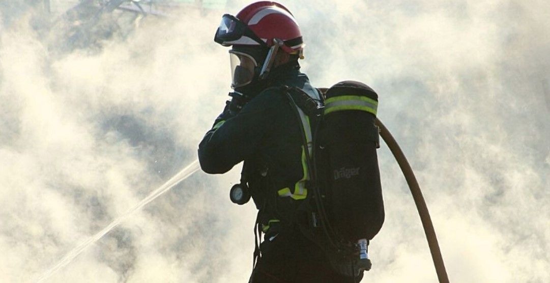 Un bombero en Huelva. Consorcio Provincial Bomberos de Huelva.