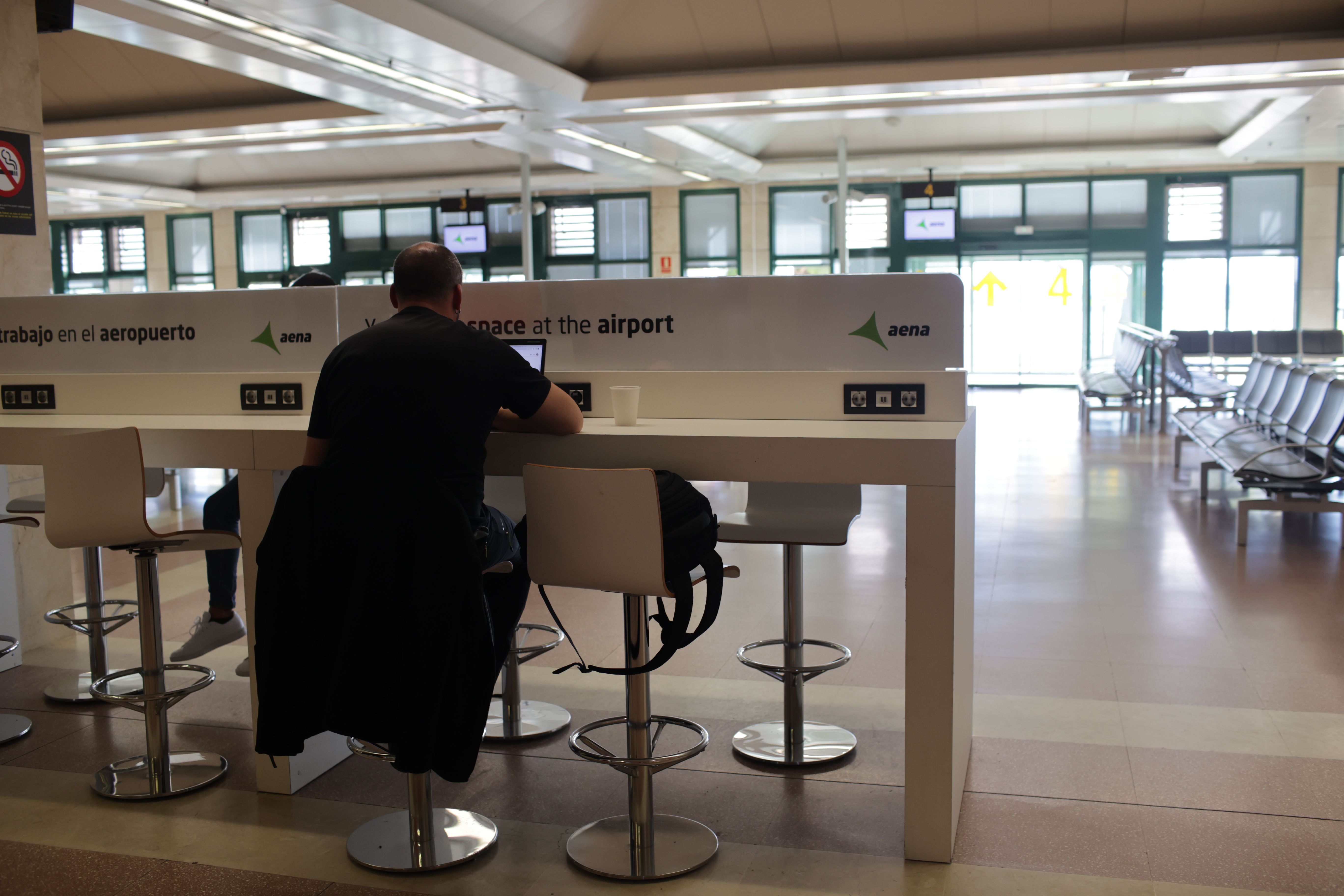 Un viajero esperando a su vuelo en el Aeropuerto de Jerez.