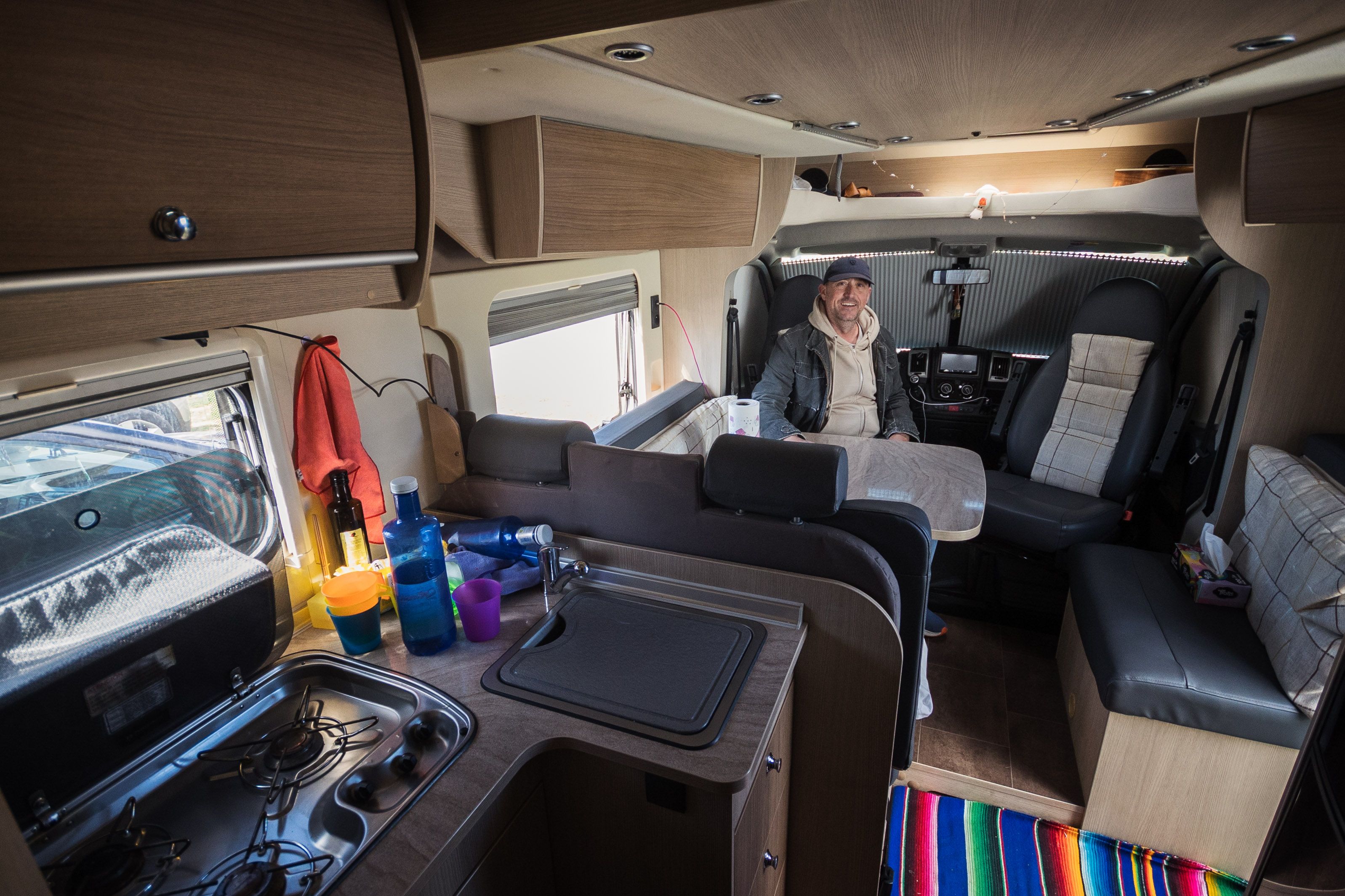 Diego Ariza en el interior de su autocaravana. 