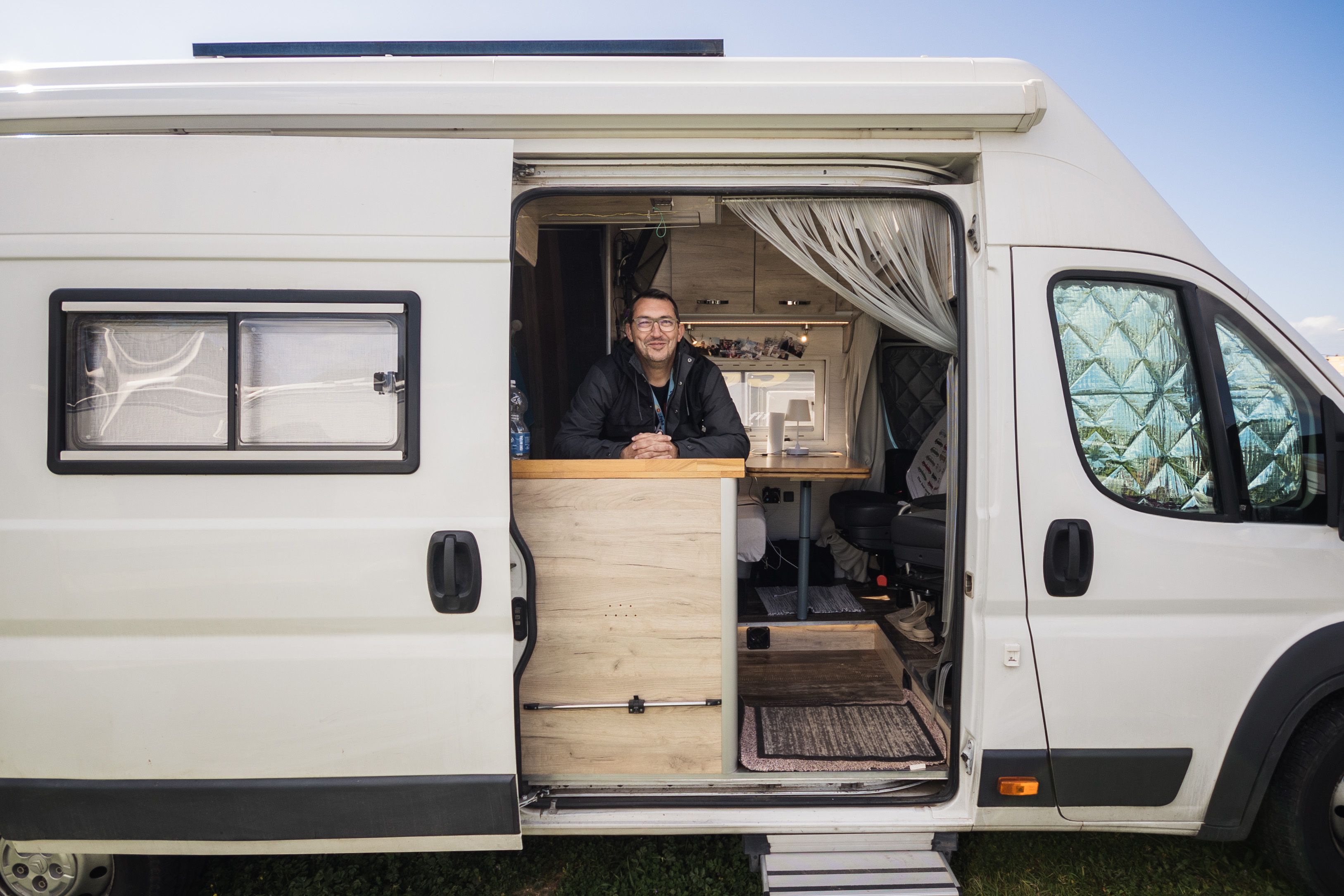 Antonio Ruiz en su camper.