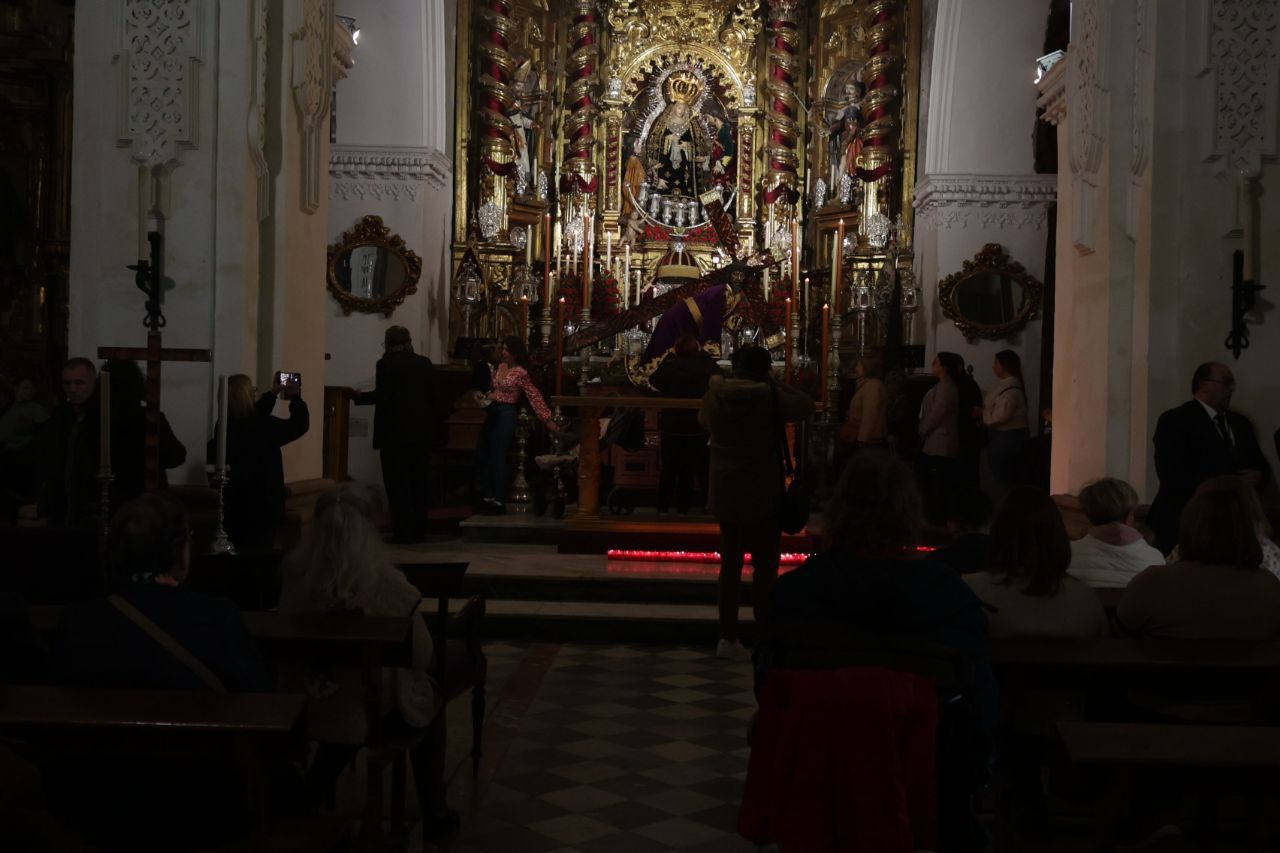 El retablo del templo, con la Virgen de los Dolores, y abajo, el Señor en besapies.    CANDELA NÚÑEZ