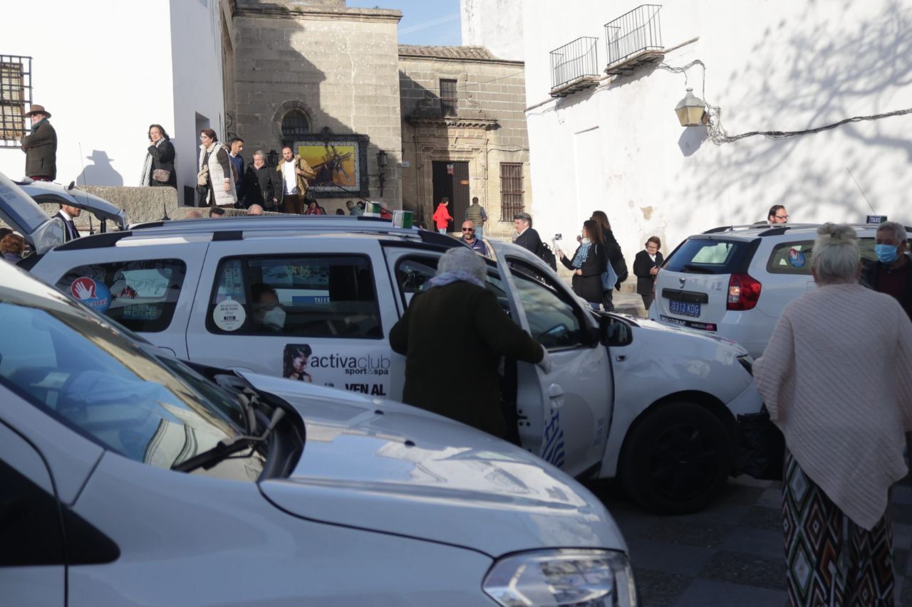 Taxistas llegando a San Lucas para la visita al Señor de las personas mayores.