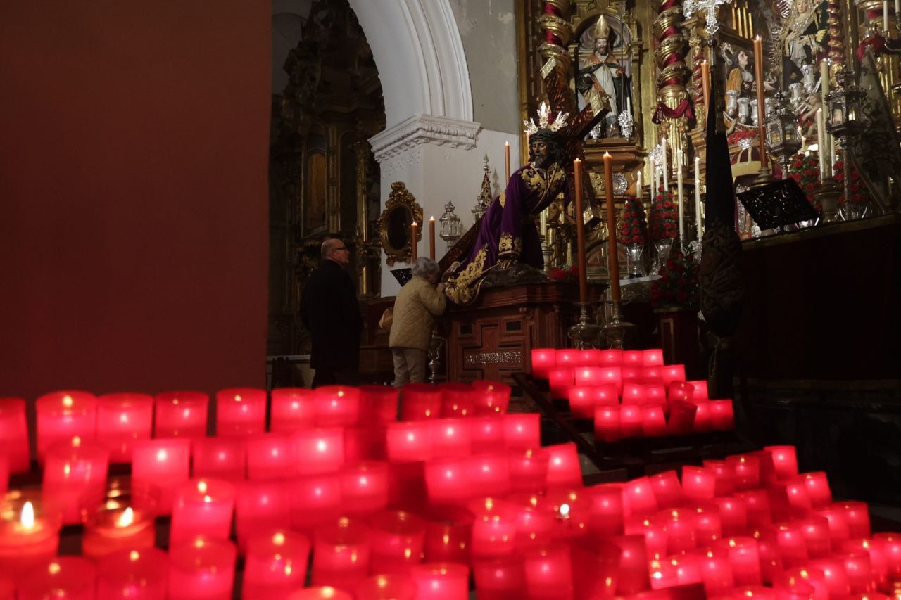 Velas de promesa a los pies del Señor en San Lucas.     CANDELA NUÑEZ